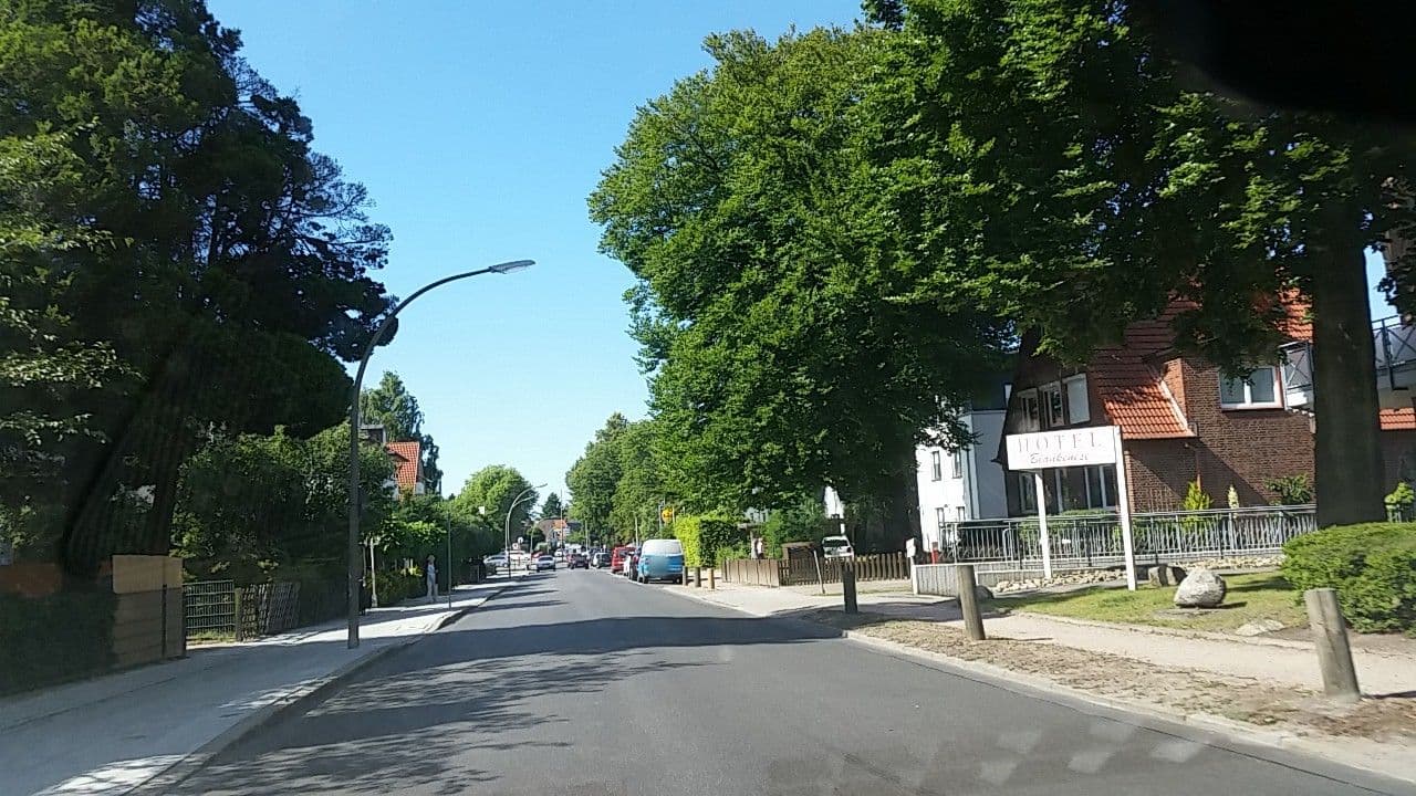 Street view near Hotel Blankenese, Sülldorf — © tian (CC BY-SA · Mapillary)