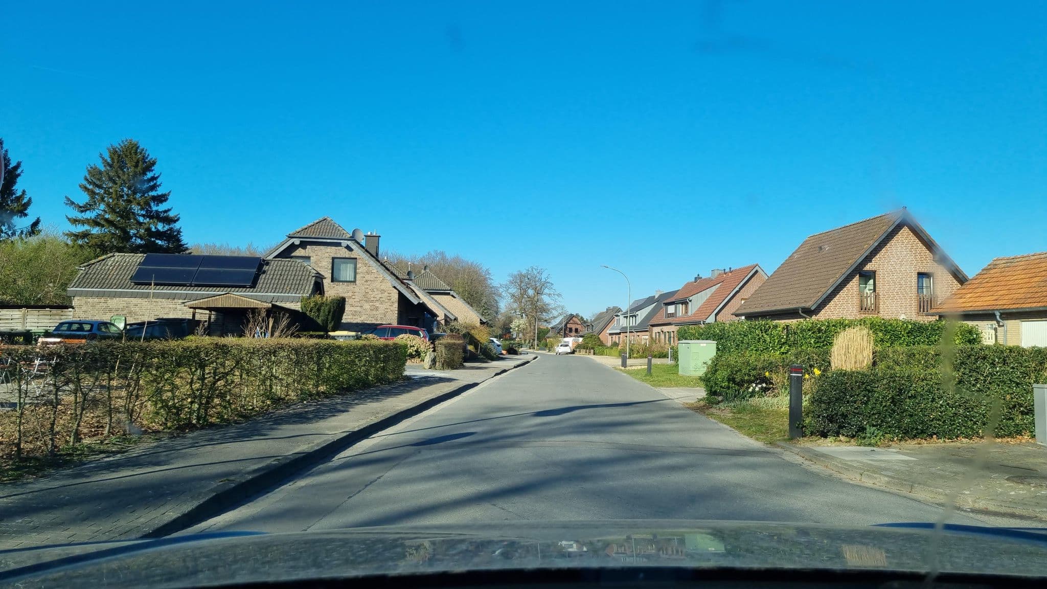 Street view near Nierswalder Landhaus, Pfalzdorf — © helfrich (CC BY-SA · Mapillary)
