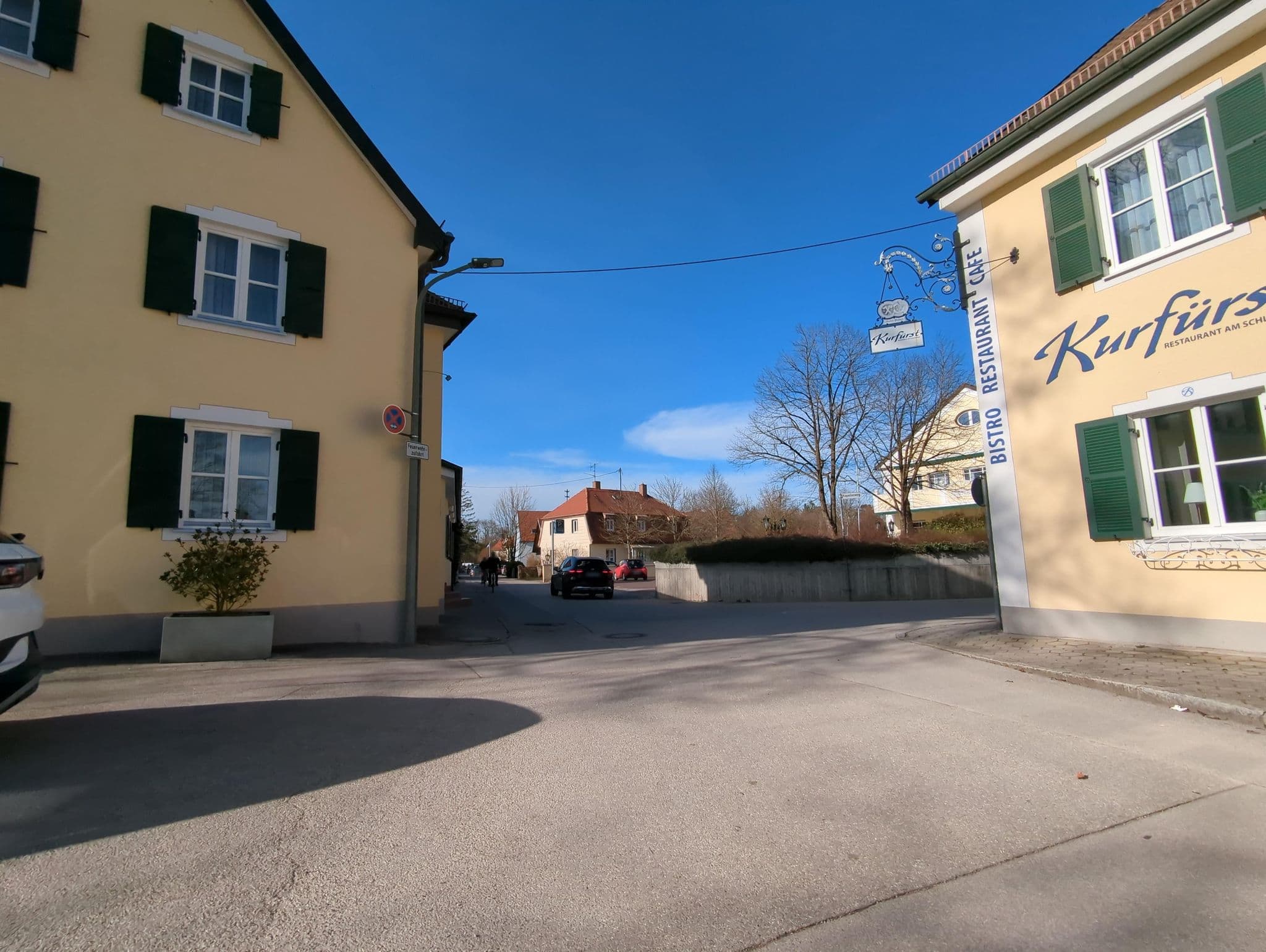 Street view near Chalet zum Kurfürst, Oberschleißheim — © ente (CC BY-SA · Mapillary)