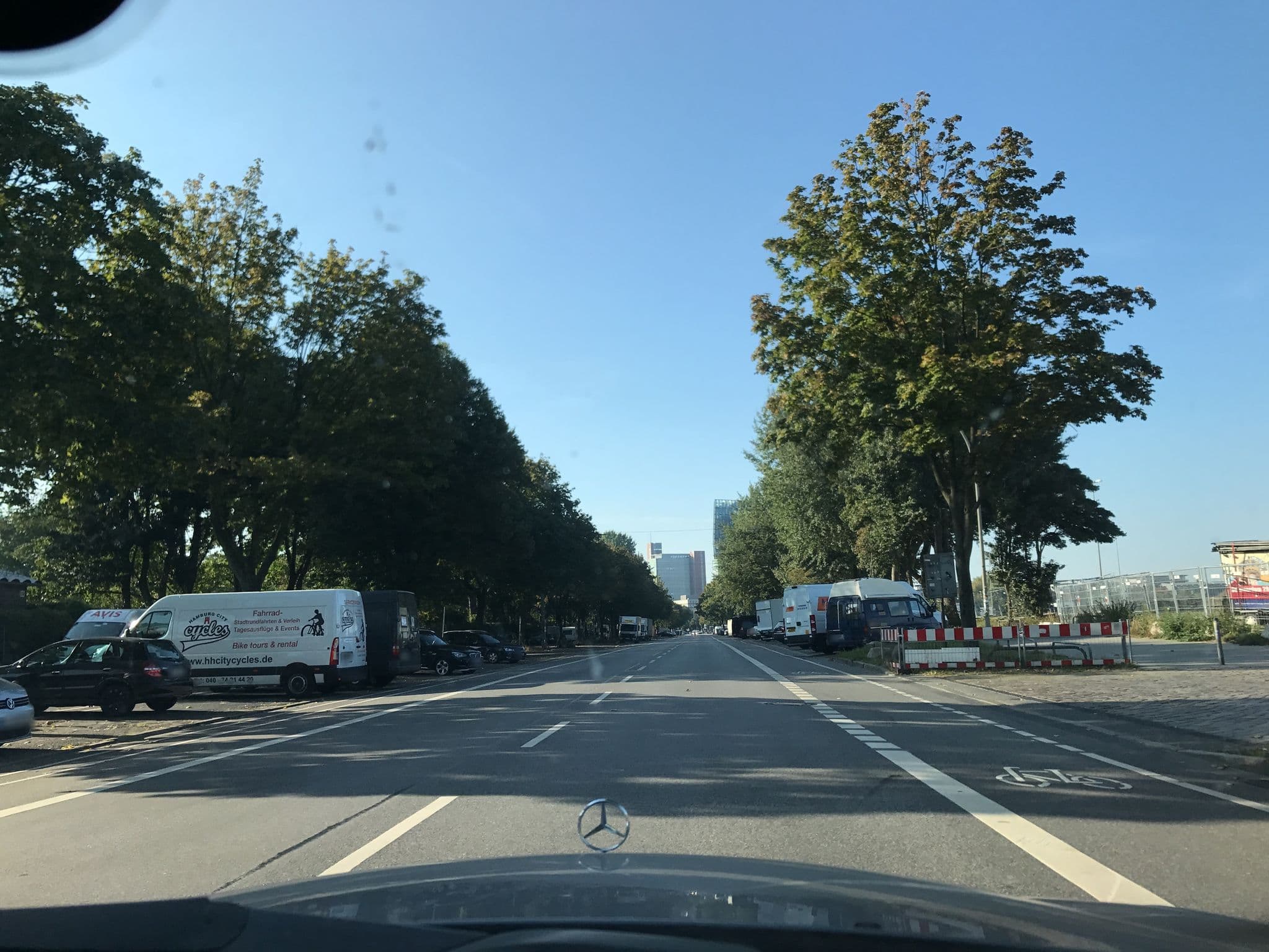 Street view near Wohnmobilstellplatz Heiligengeistfeld, St. Pauli — © mjay (CC BY-SA · Mapillary)