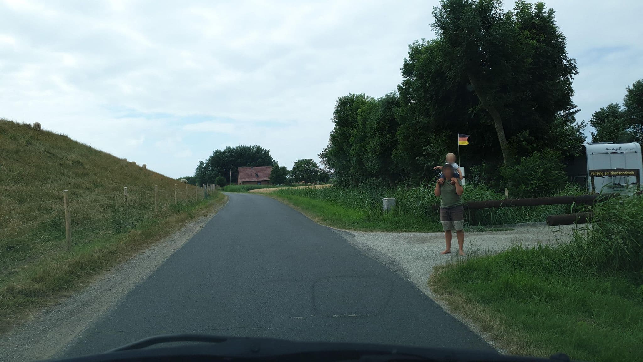 Street view near Camping am Nordseedeich, Friedrichskoog — © etlam (CC BY-SA · Mapillary)