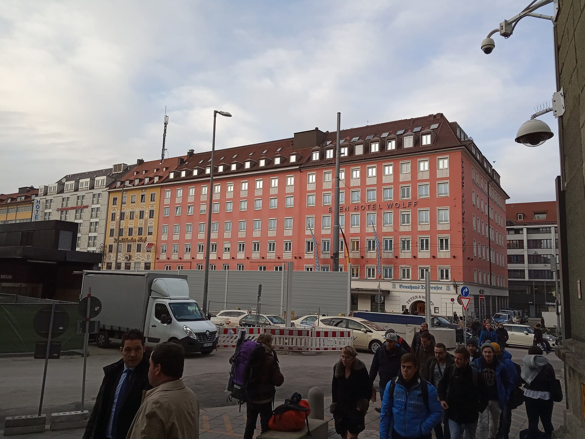 Eden Hotel Wolff (via Wikimedia Commons, CC BY-SA 4.0)
