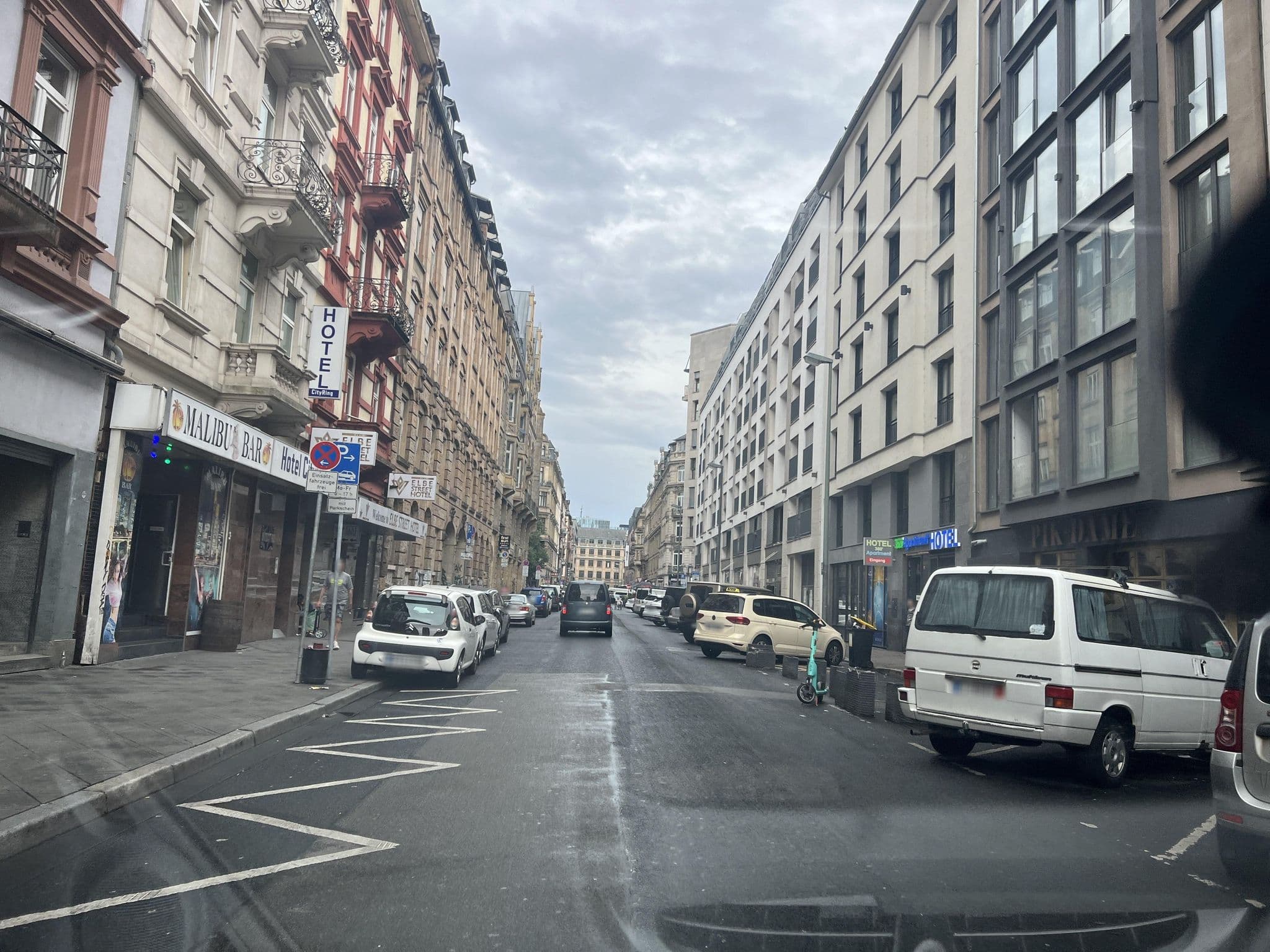 Street view near Hotel City Star, Frankfurt am Main — © robffm (CC BY-SA · Mapillary)