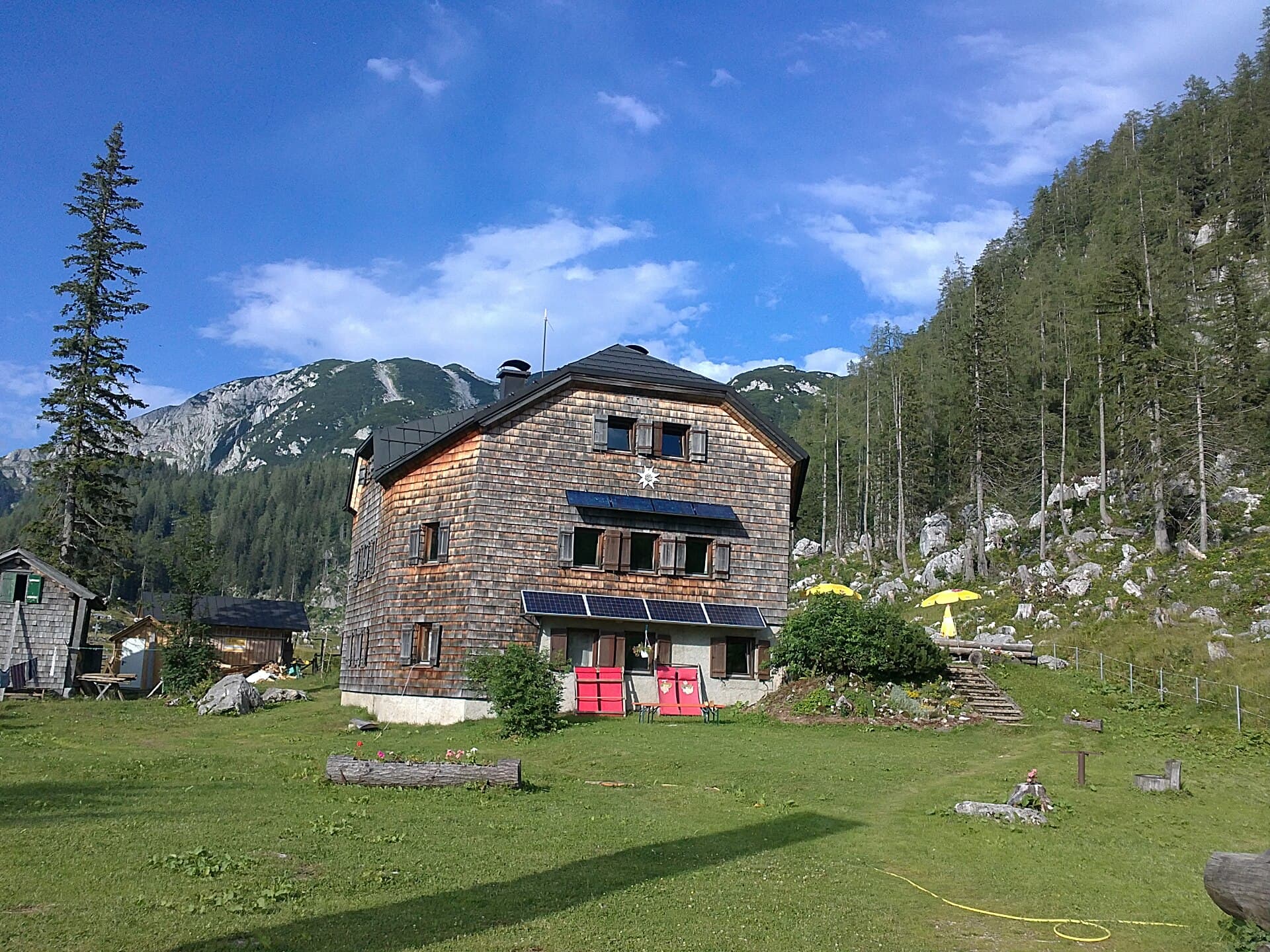 Ischler Hütte (via Wikimedia Commons, CC BY-SA 3.0)