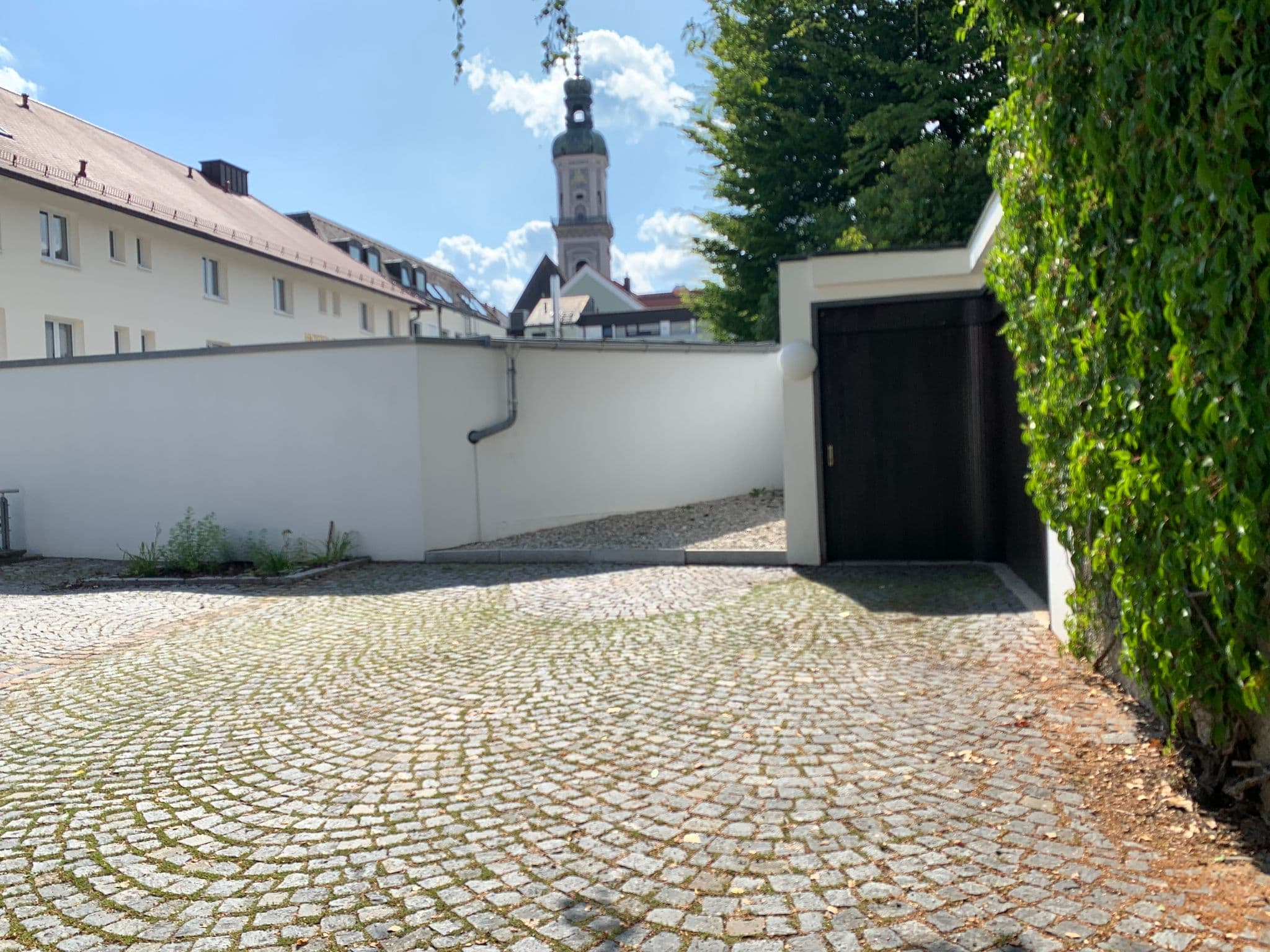 Street view near Hotel Bayerischer Hof, Freising — © zora (CC BY-SA · Mapillary)