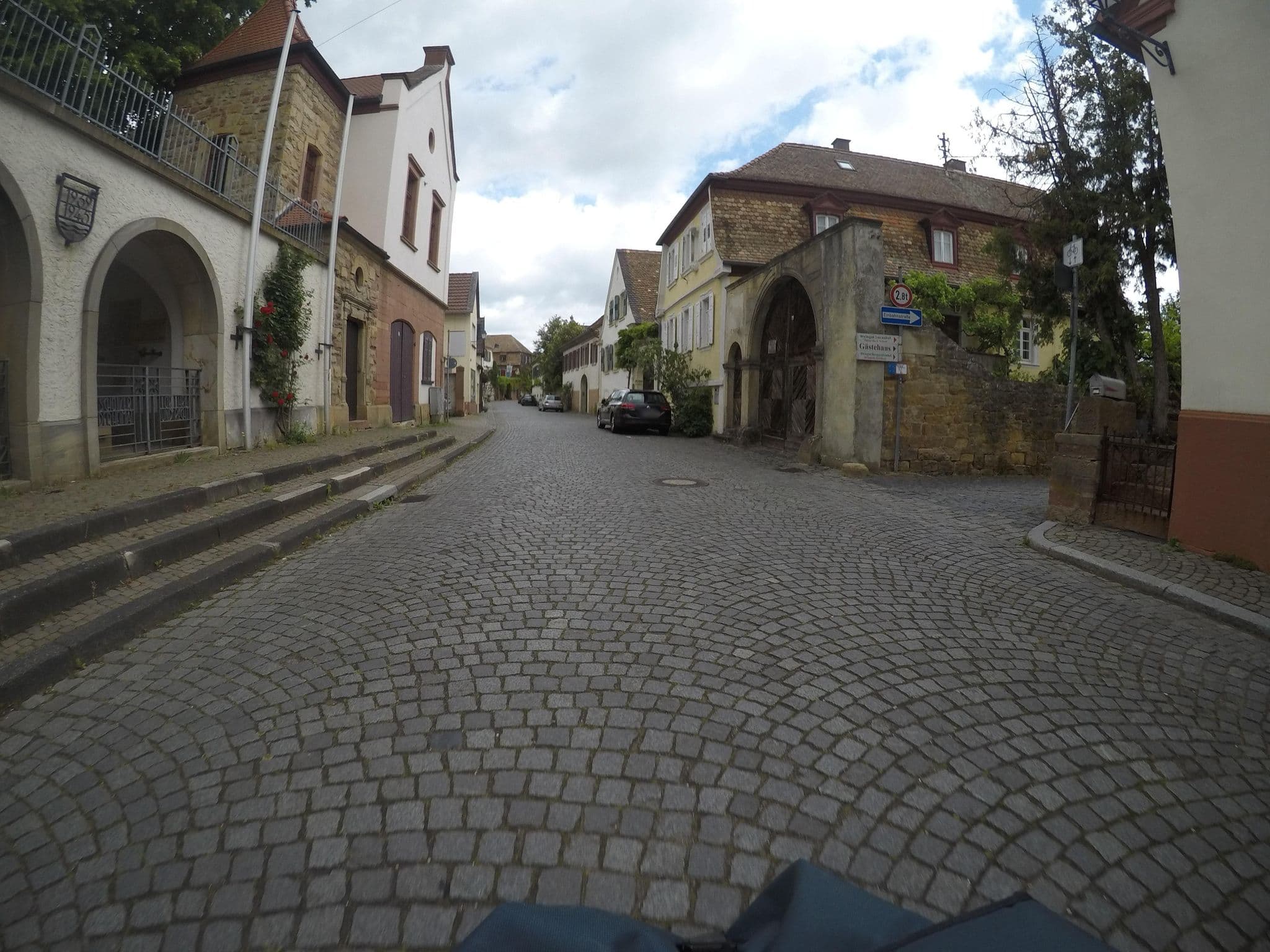 Street view near Zu de Woibergschnegge, Wachenheim — © mfa (CC BY-SA · Mapillary)