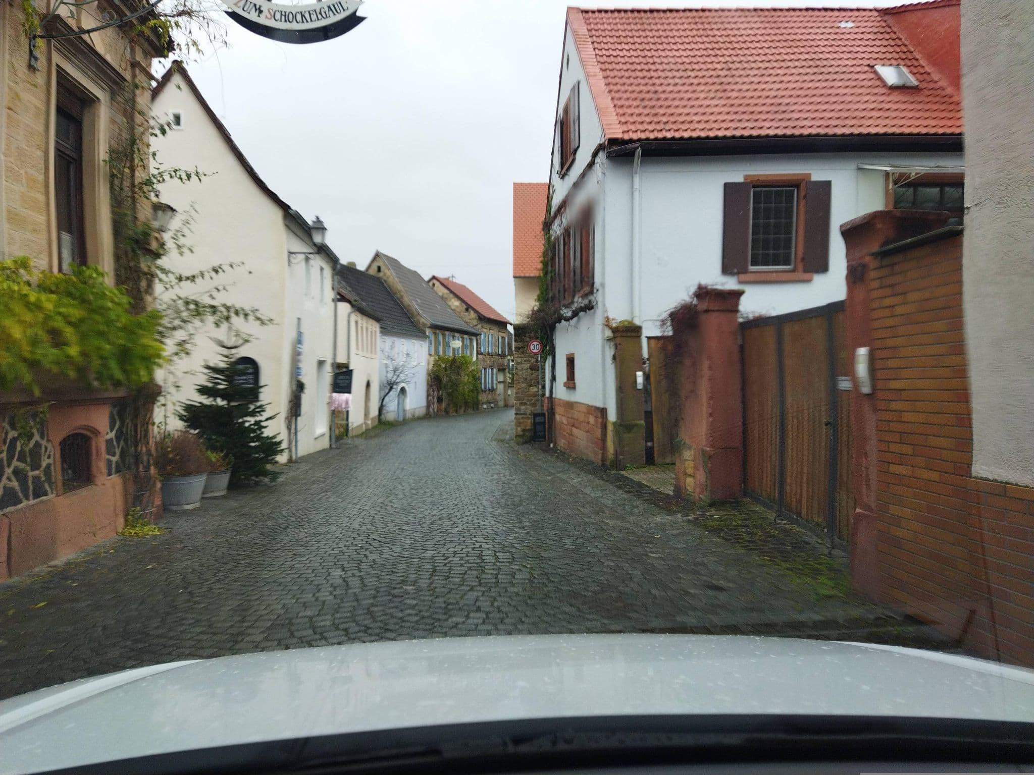 Street view near Zum Schockelgaul - Gästehaus, Wachenheim — © changchun1 (CC BY-SA · Mapillary)