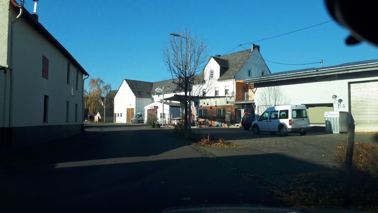 Street view near Wohnmobil-Stellplatz Graffiti Wall in Kail, Klotten — © elle (CC BY-SA · Mapillary)