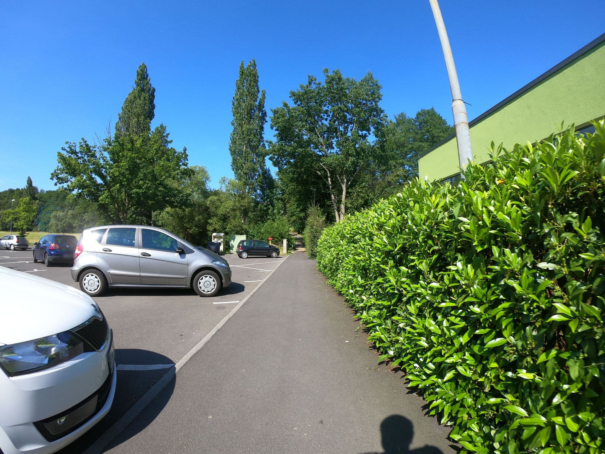 Street view near Wohnmobilstellplatz Dünsbergblick am Hallenbad, Heuchelheim — © grinninghamster (CC BY-SA · Mapillary)