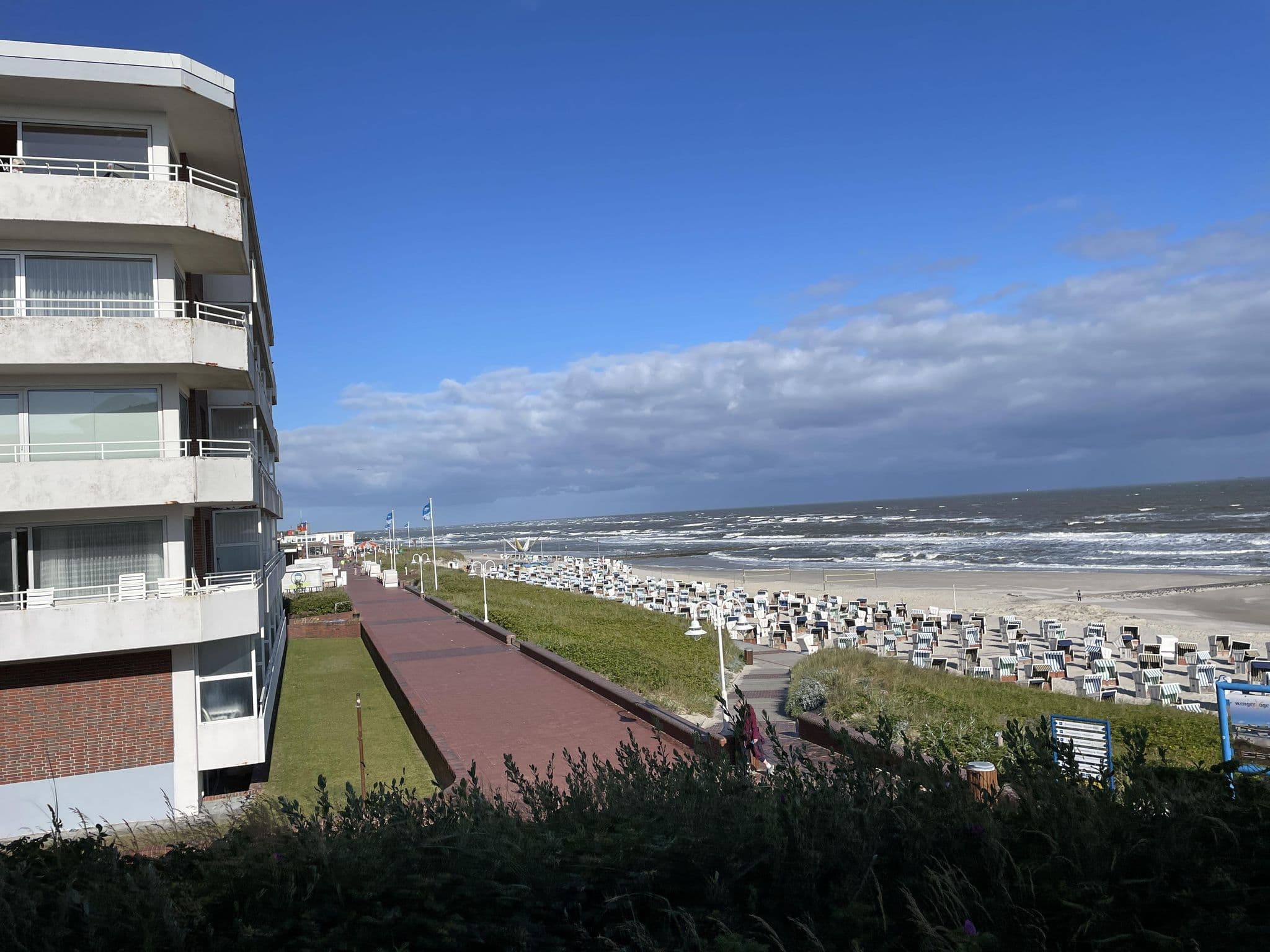 Street view near Haus Monopol, Nordseeheilbad Wangerooge — © hotteliene (CC BY-SA · Mapillary)
