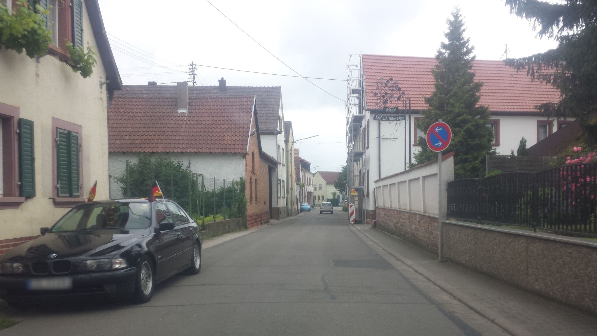 Street view near Wohnmobilstellplatz Weingut Silbernagel, Ilbesheim — © wegavision (CC BY-SA · Mapillary)
