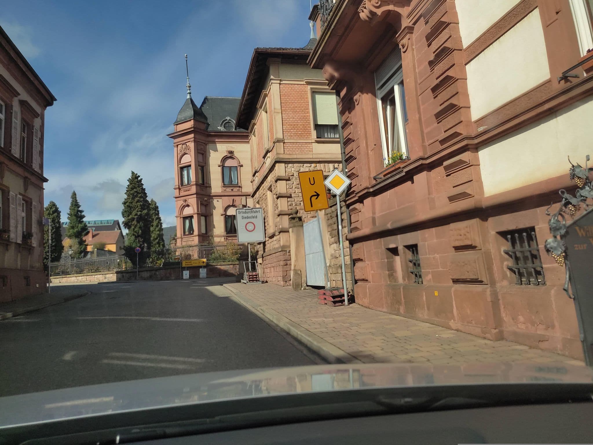 Street view near Weingut & Edelbrennerei Hubert Müller Wohnmobilstellplätze, Maikammer — © rausk (CC BY-SA · Mapillary)