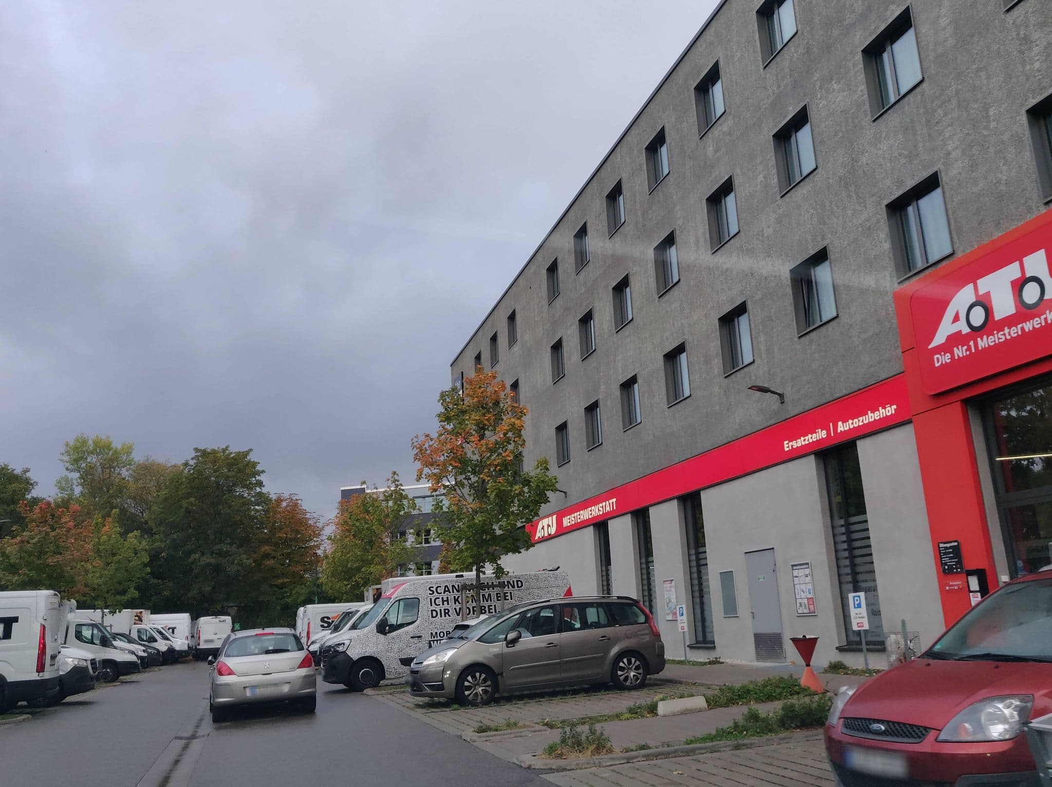 Street view near the niu Loco, Unterföhring — © Yha1 (CC BY-SA · Mapillary)