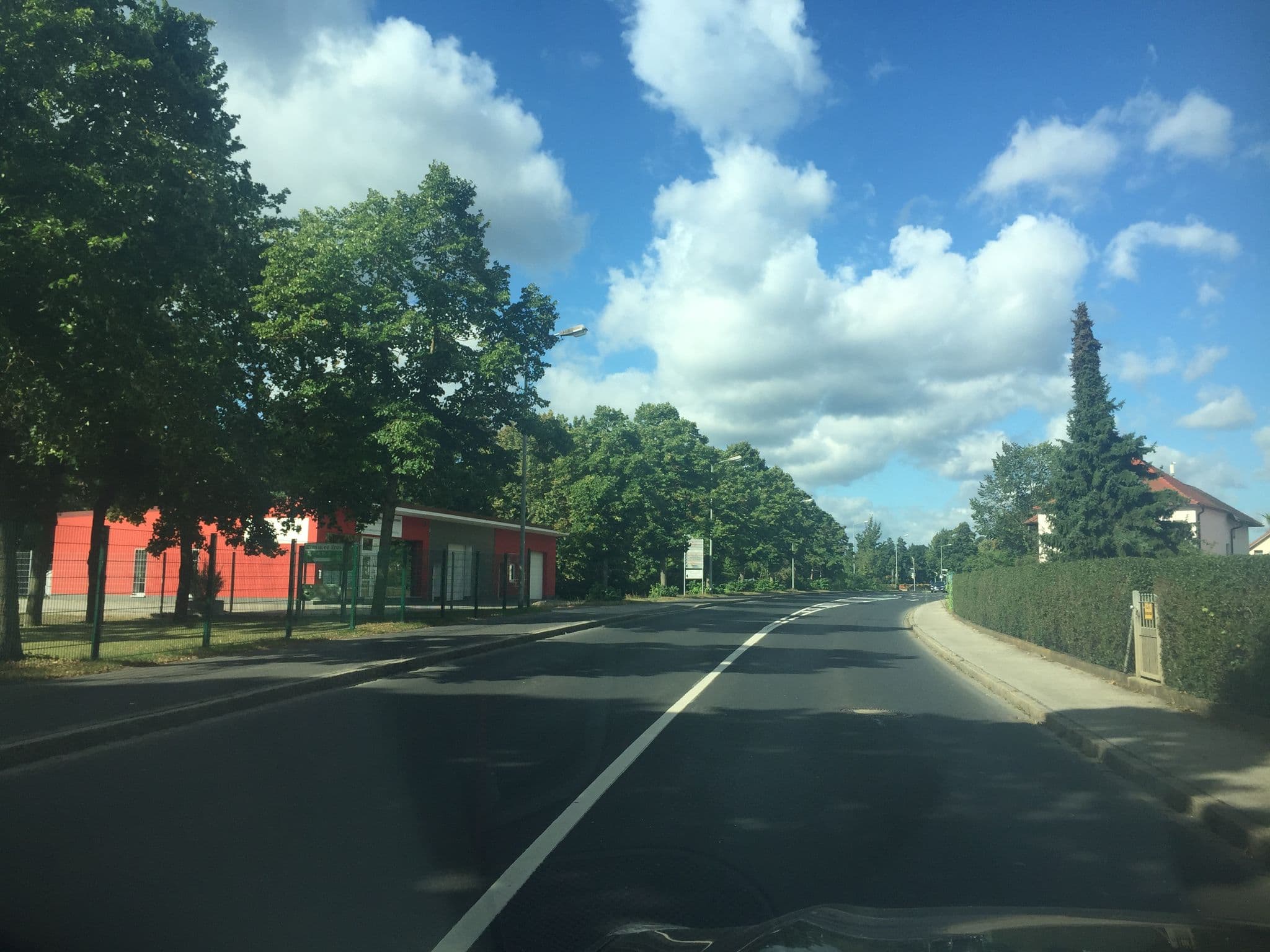 Street view near Gästehaus Sandra, Sulzbach-Rosenberg — © zandu (CC BY-SA · Mapillary)