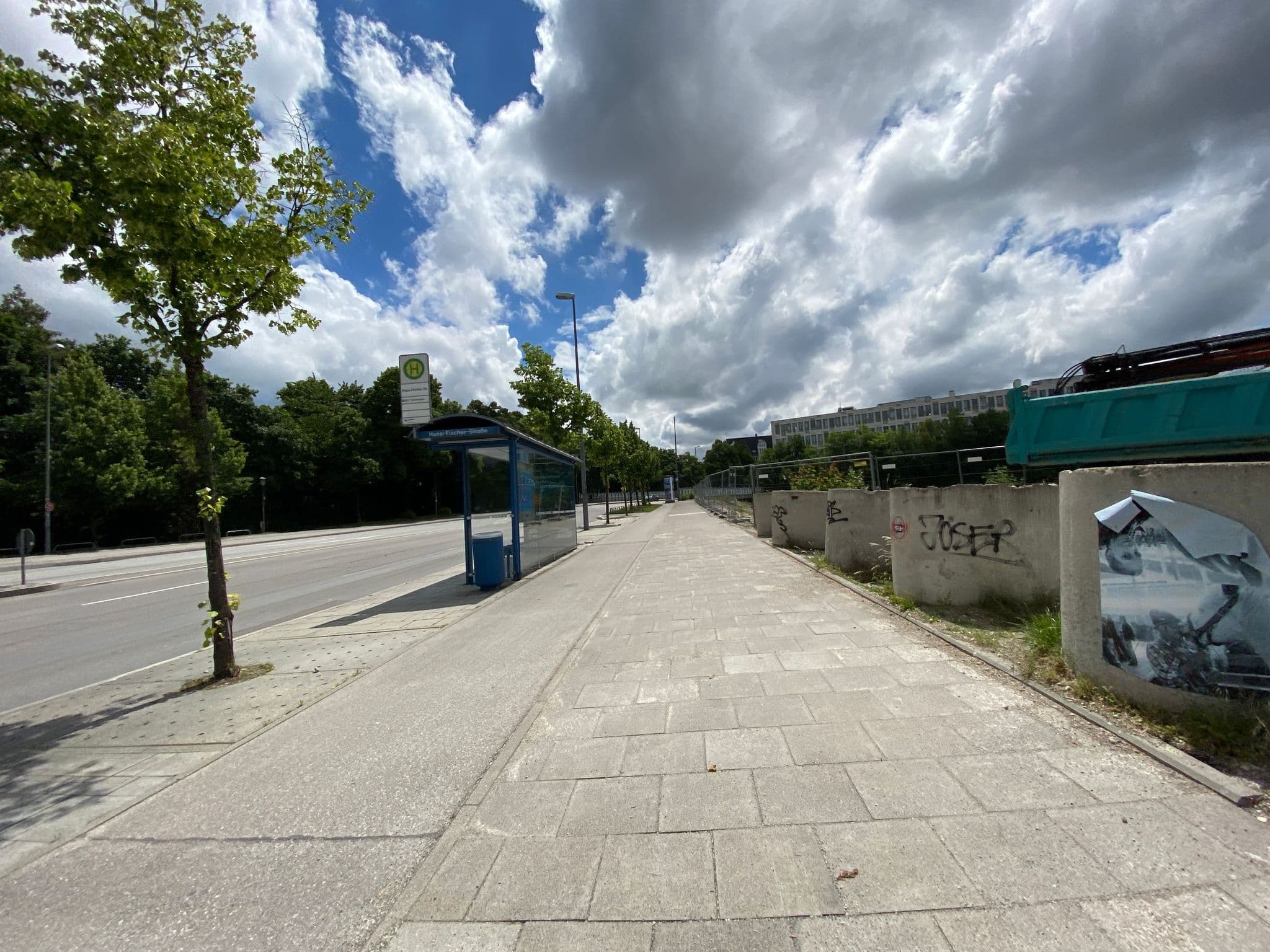 Street view near Cocoon Theresienwiese, Munich — © piaitsch (CC BY-SA · Mapillary)