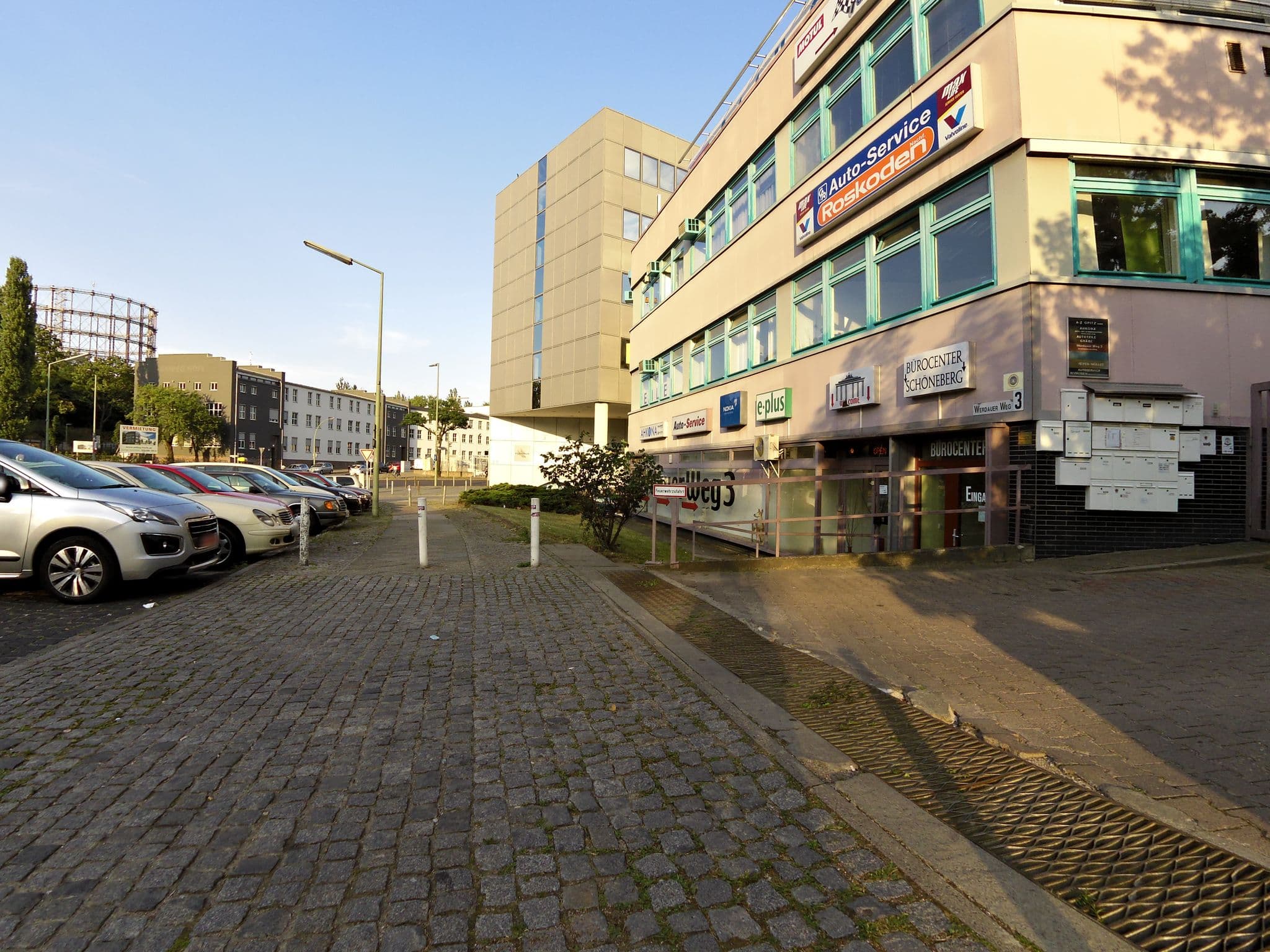 Street view near the niu Dwarf, Friedenau — © moenk (CC BY-SA · Mapillary)