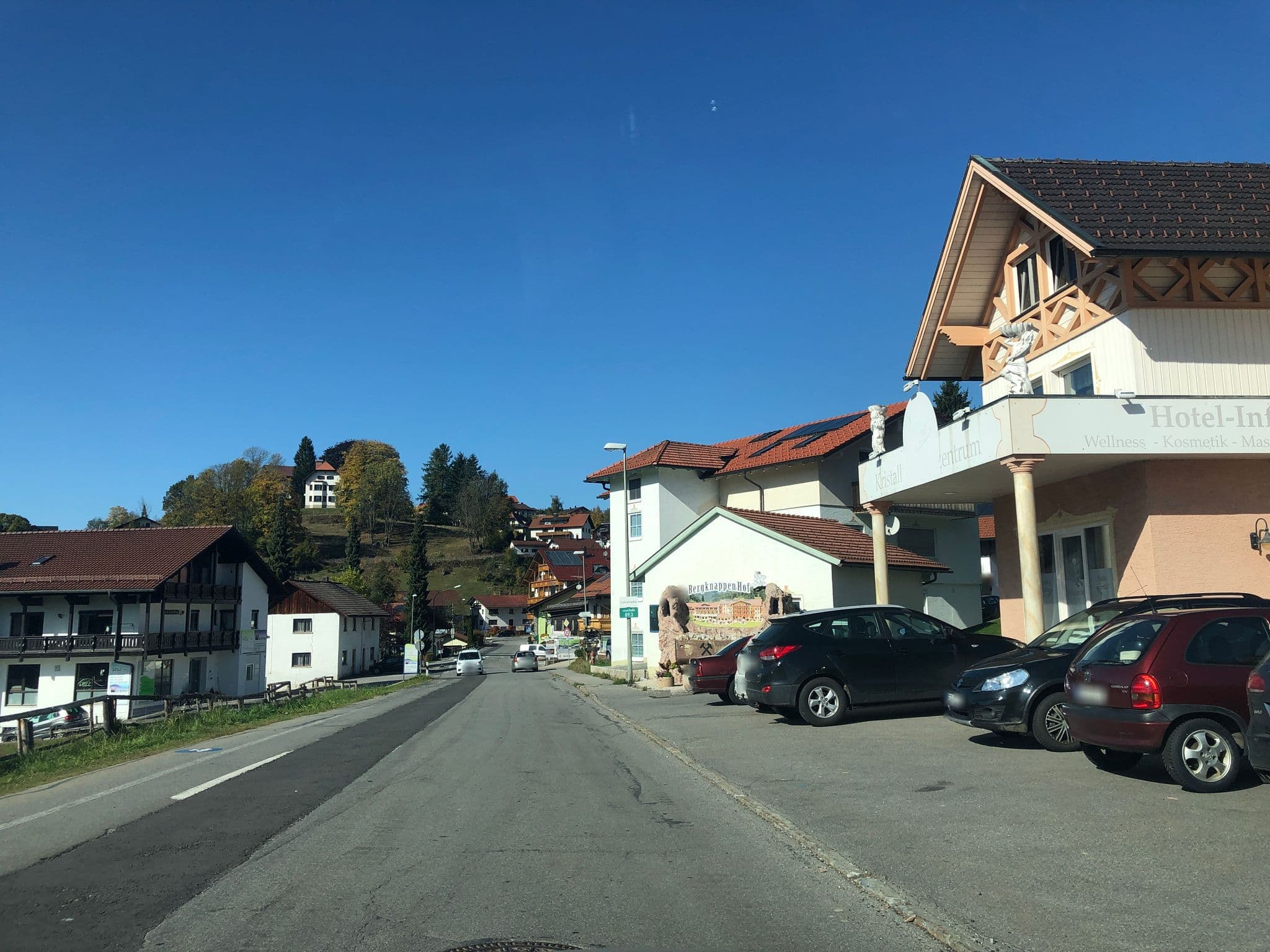 Street view near Kristall- und Vitalhotel BergknappenHof, Bodenmais — © chuck (CC BY-SA · Mapillary)