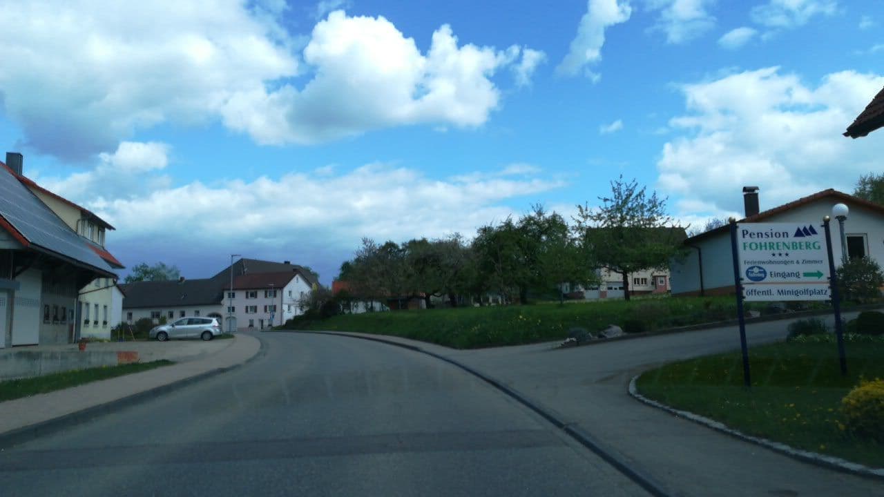 Street view near Pension Fohrenberg, Blumberg — © mr4703 (CC BY-SA · Mapillary)
