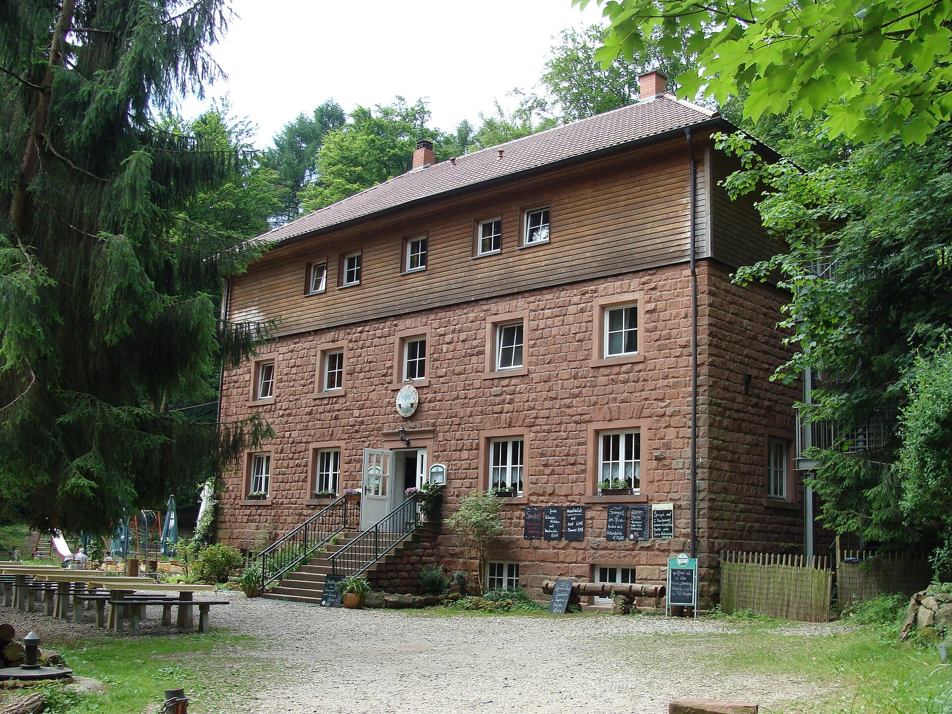 Naturfreundehaus Oppauer Haus (via Wikimedia Commons, CC BY-SA 4.0)