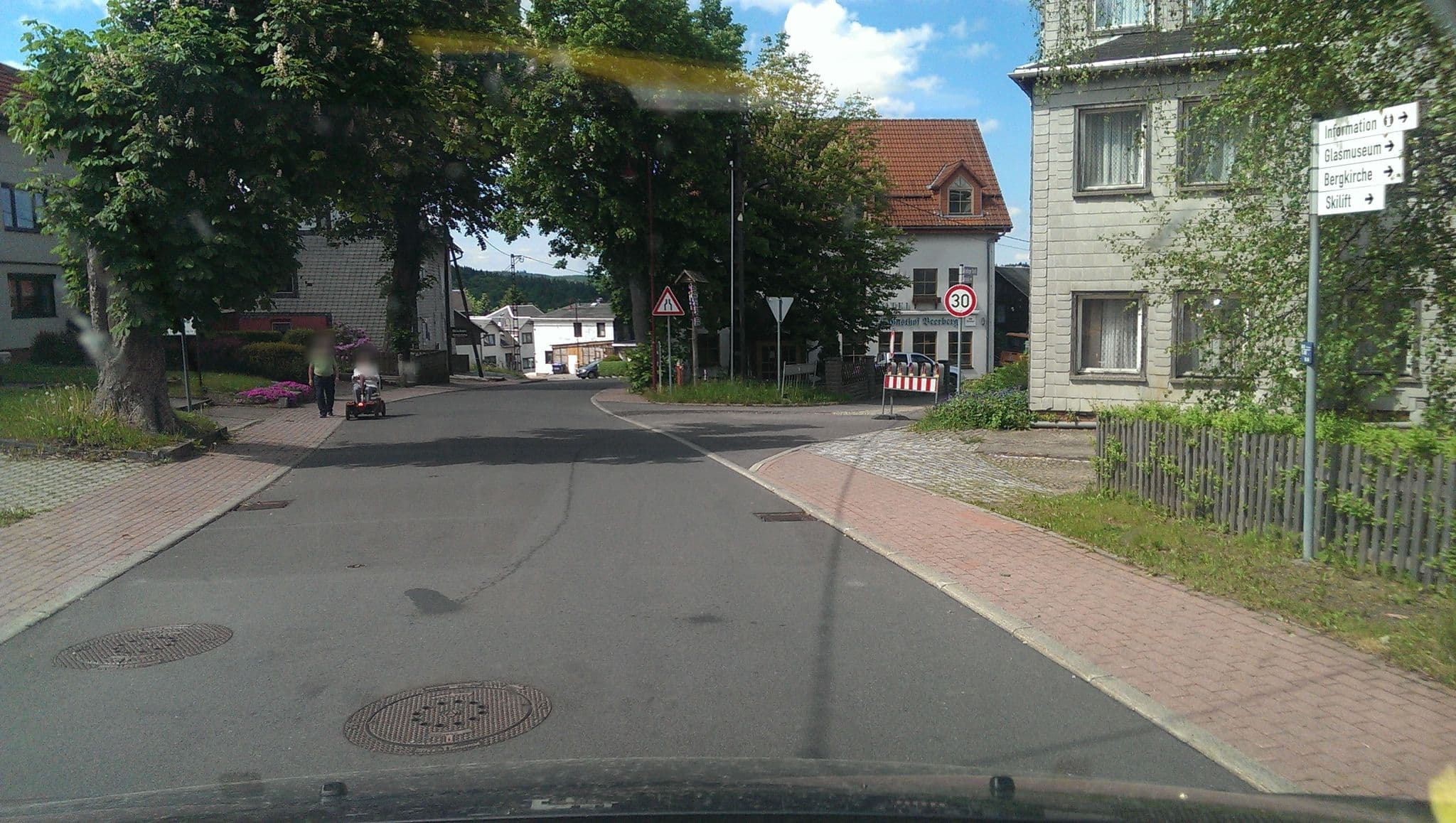 Street view near Gehlberger Bettchen, Geraberg — © bufonto (CC BY-SA · Mapillary)