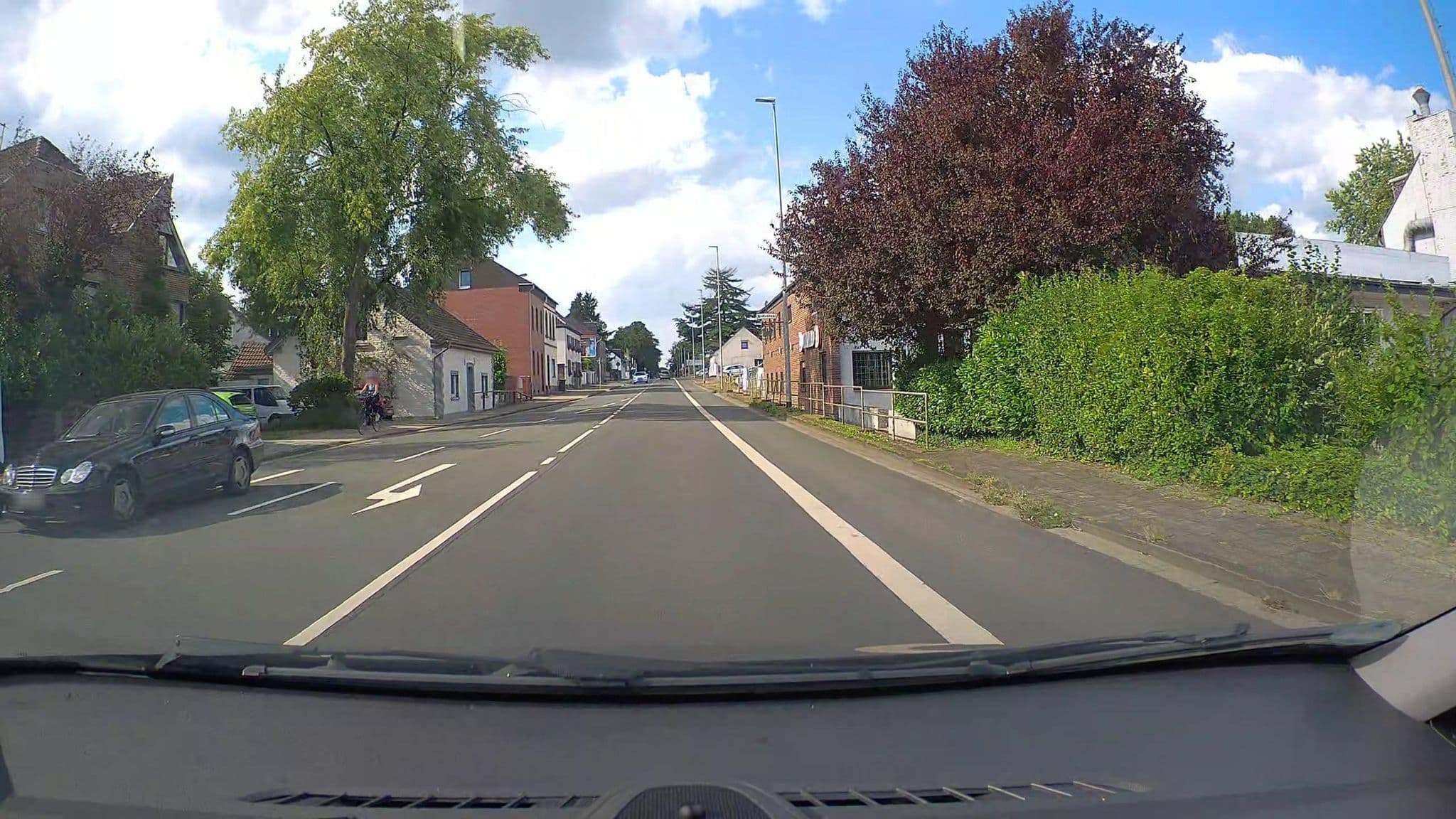 Street view near Hotel Schwarzer Adler, Moers — © poxonline (CC BY-SA · Mapillary)