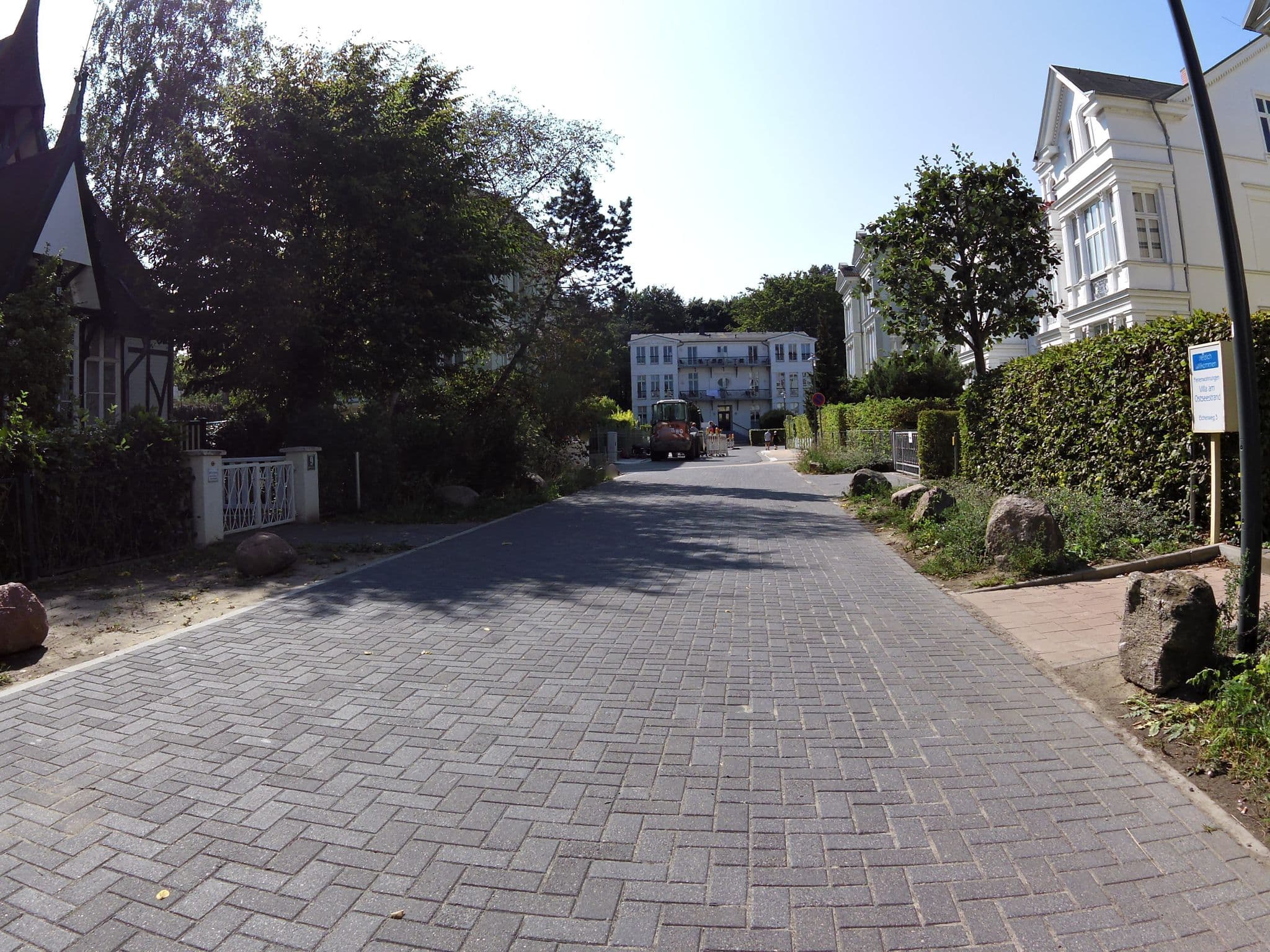 Street view near OSTKÜSTE Apartments / Villa Groth, Seebad Heringsdorf — © zoegglmeyr (CC BY-SA · Mapillary)