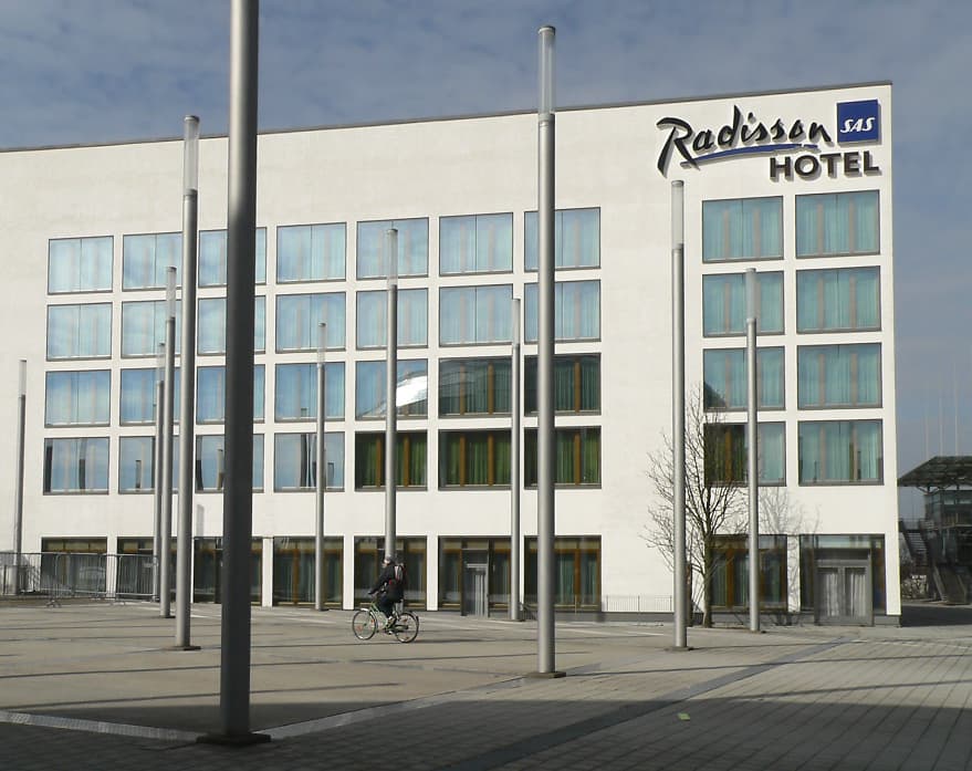 Radisson Blu Hotel Hannover (via Wikimedia Commons, Public domain)