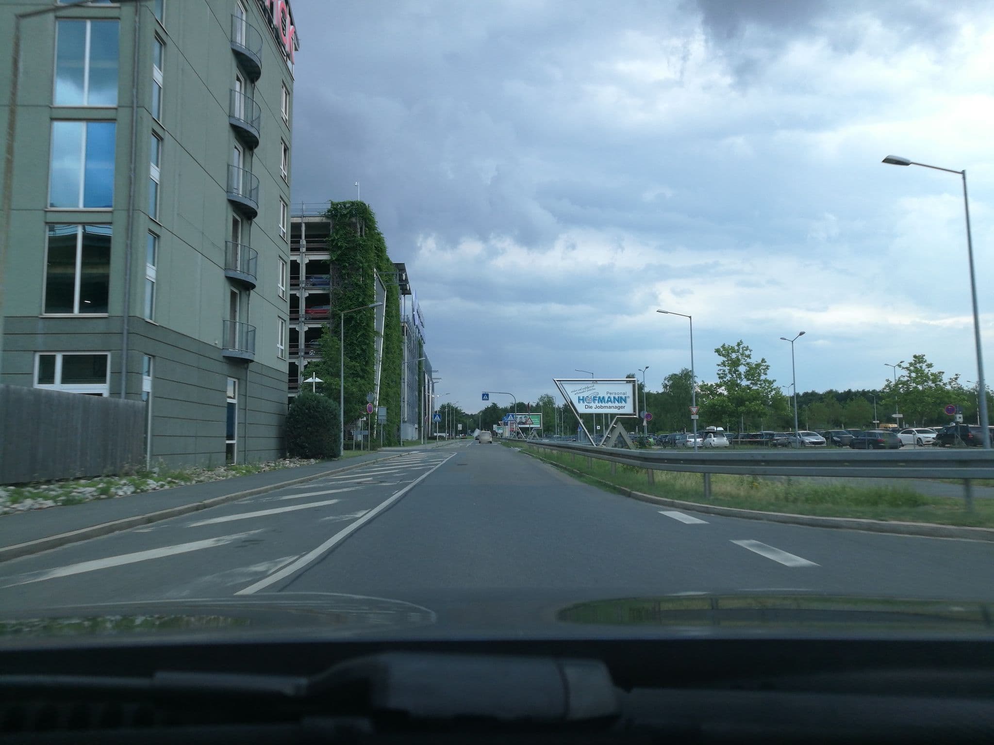 Street view near Mövenpick Hotel Nürnberg Airport, Wetzendorf — © mike409 (CC BY-SA · Mapillary)
