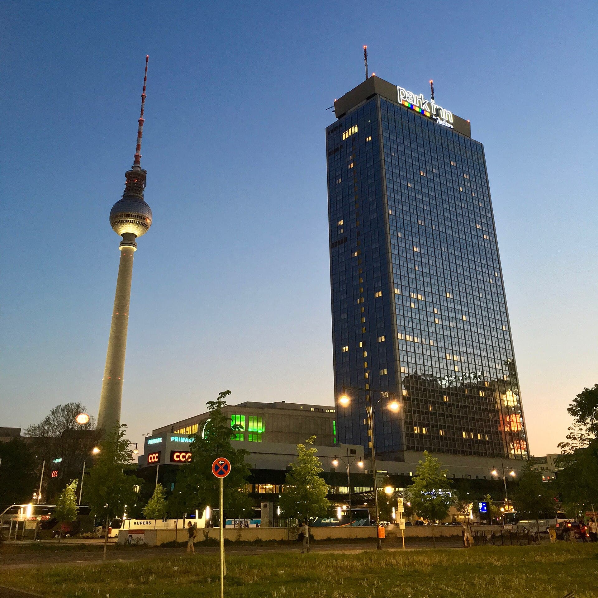 Park Inn by Radisson Berlin-Alexanderplatz (via Wikimedia Commons, CC BY-SA 4.0)