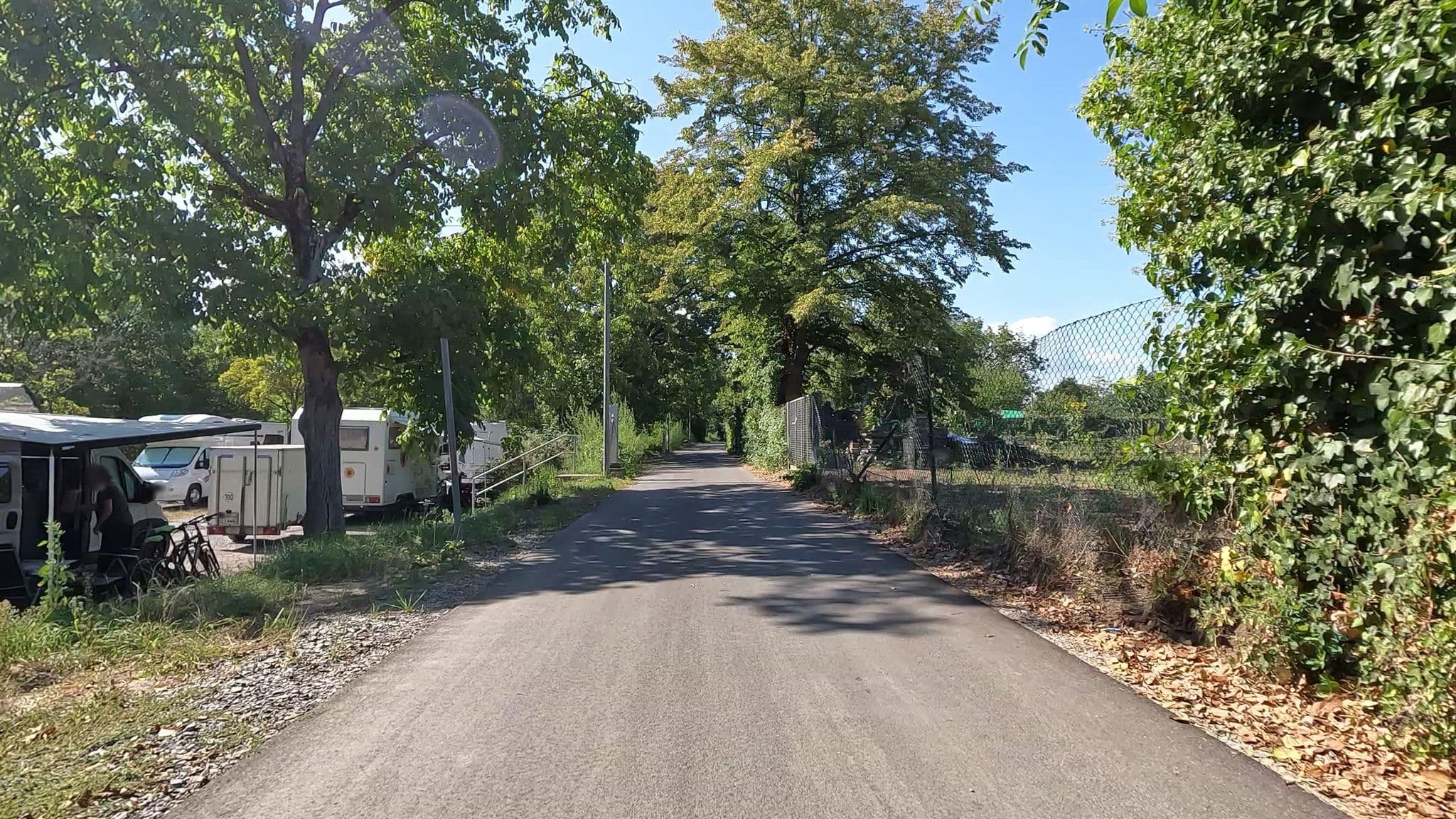 Street view near Reisemobilstellplatz Willigisbrücke, Aschaffenburg — © Velo63739 (CC BY-SA · Mapillary)
