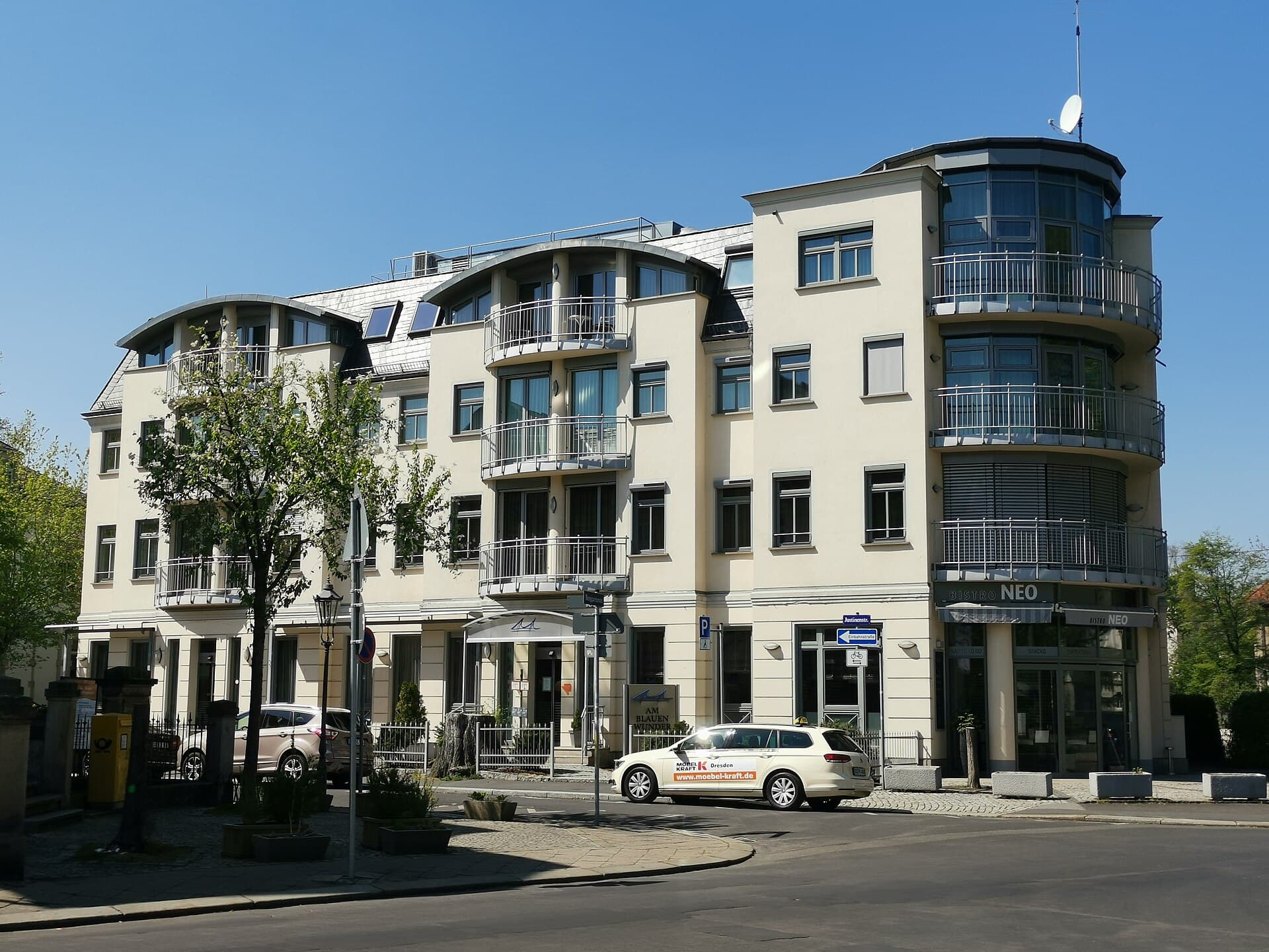 Hotel am Blauen Wunder (via Wikimedia Commons, CC BY-SA 4.0)