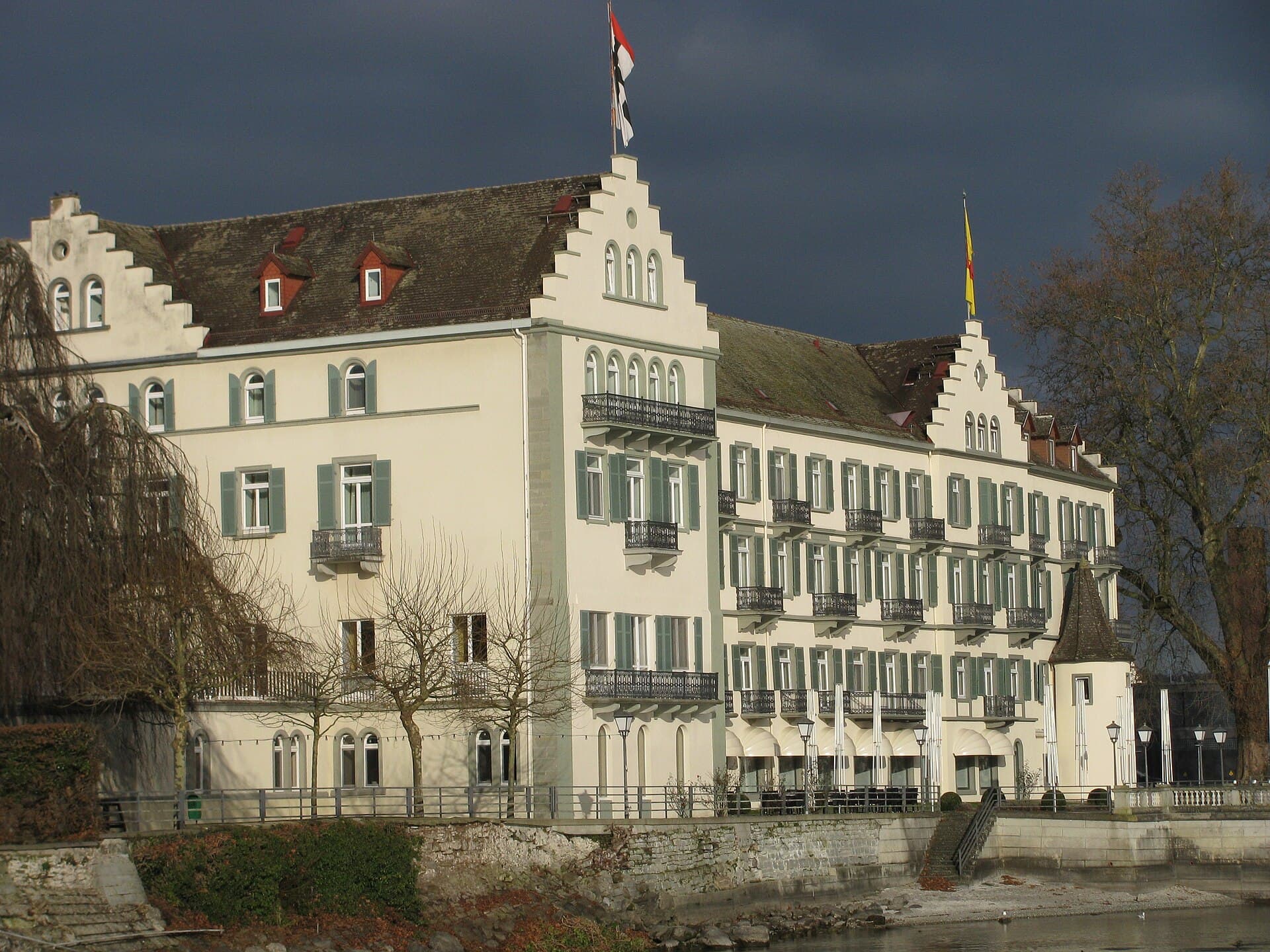 Steigenberger Inselhotel Konstanz (via Wikimedia Commons, CC BY-SA 3.0)