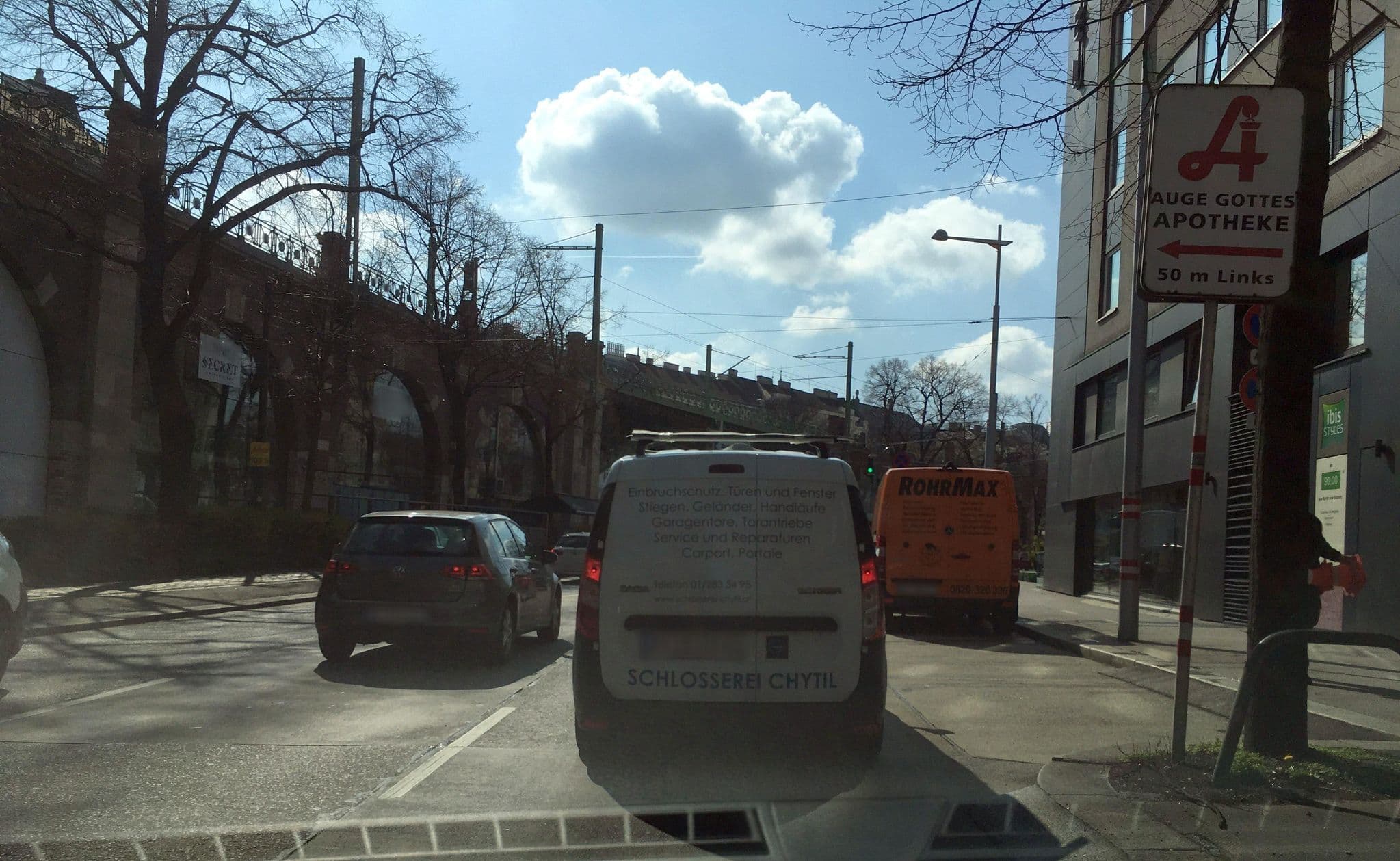 Street view near Ibis Styles, Währing — © istefanos (CC BY-SA · Mapillary)