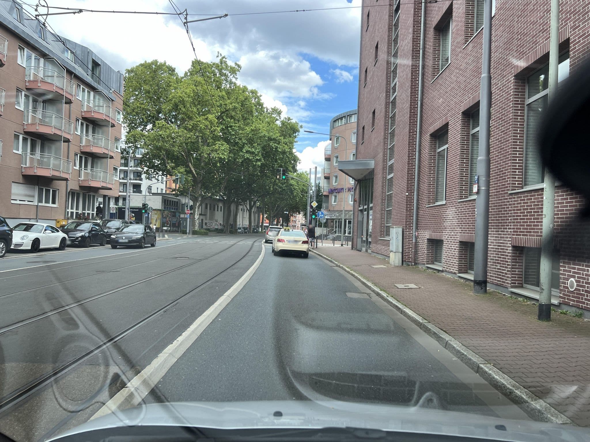 Street view near Hotel Mercure, Gallus — © robffm (CC BY-SA · Mapillary)