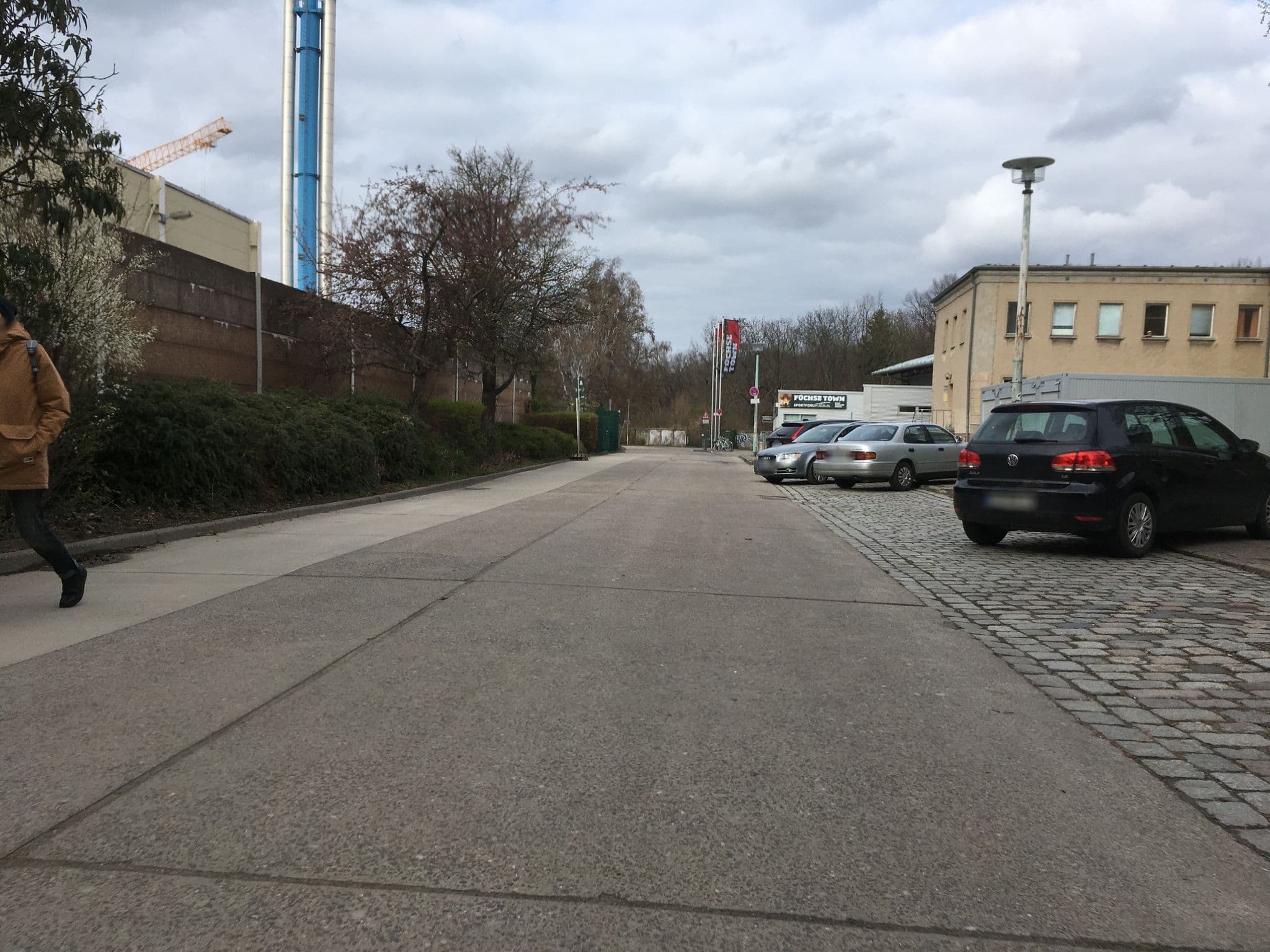 Street view near Herberge Fritz-Lesch-Straße, Fennpfuhl — © carlheinz (CC BY-SA · Mapillary)