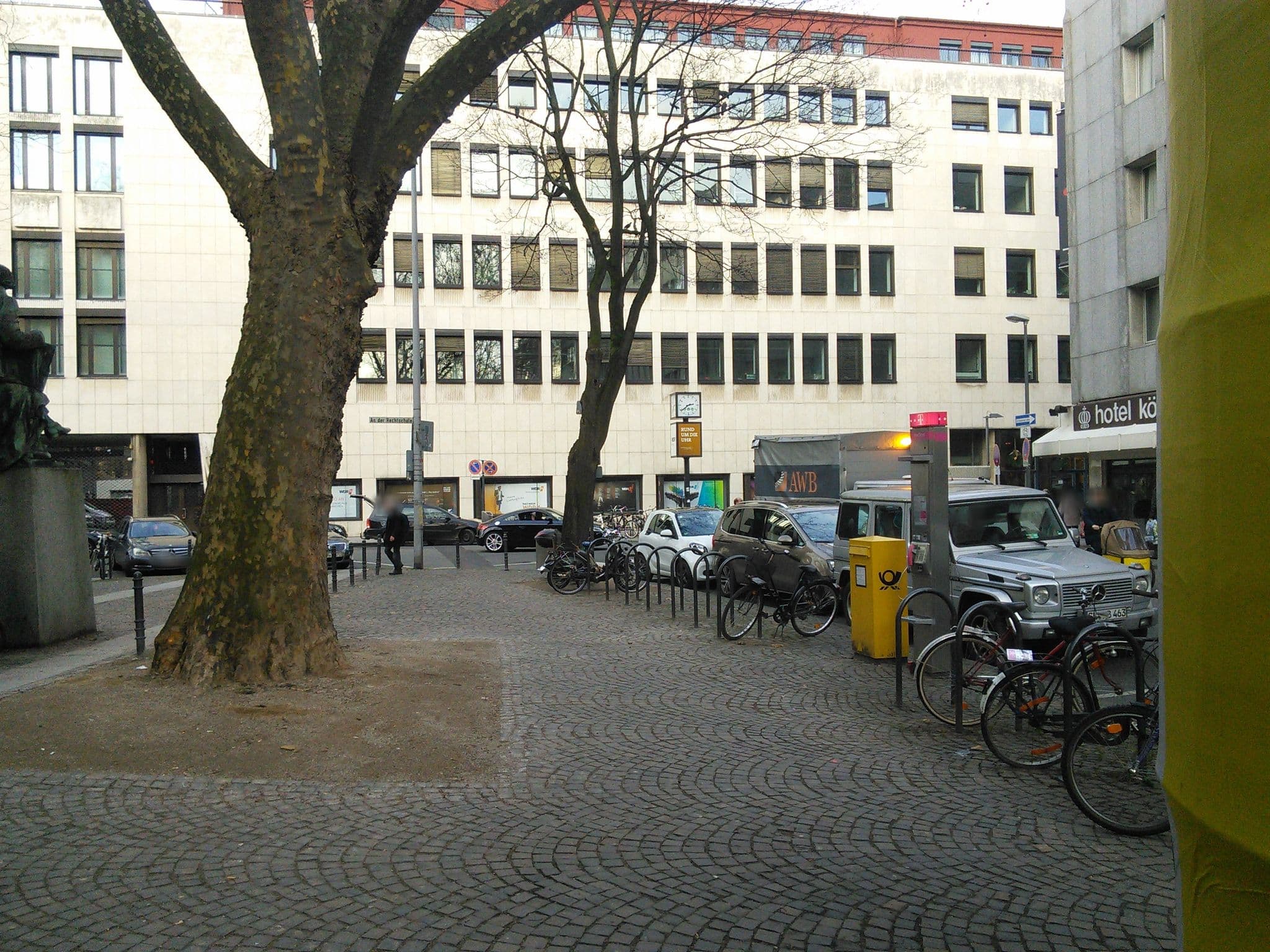 Street view near Hotel Königshof, Altstadt Nord — © raymond (CC BY-SA · Mapillary)