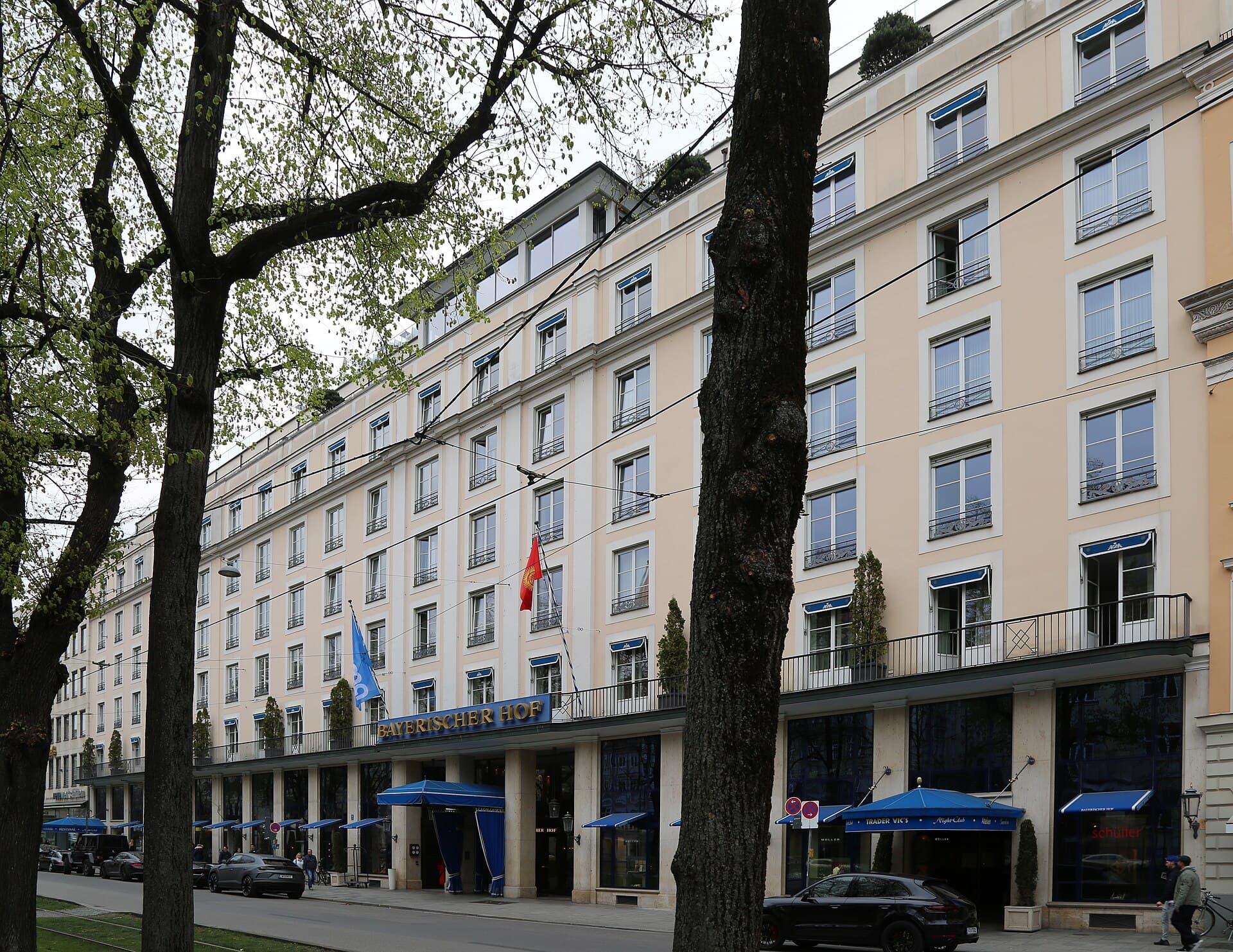 Hotel Bayerischer Hof (via Wikimedia Commons, CC BY-SA 4.0)