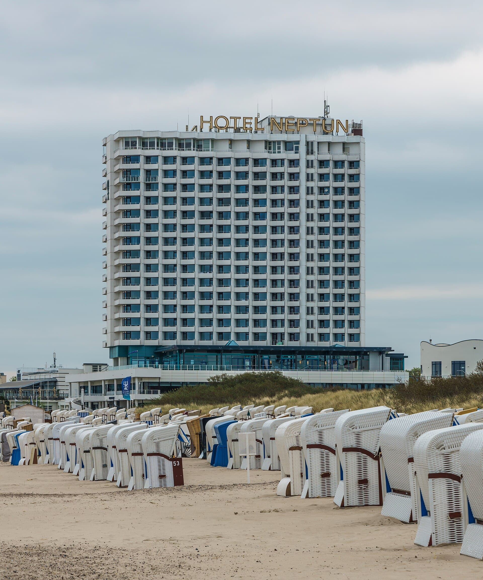 Hotel Neptun (via Wikimedia Commons, FAL)