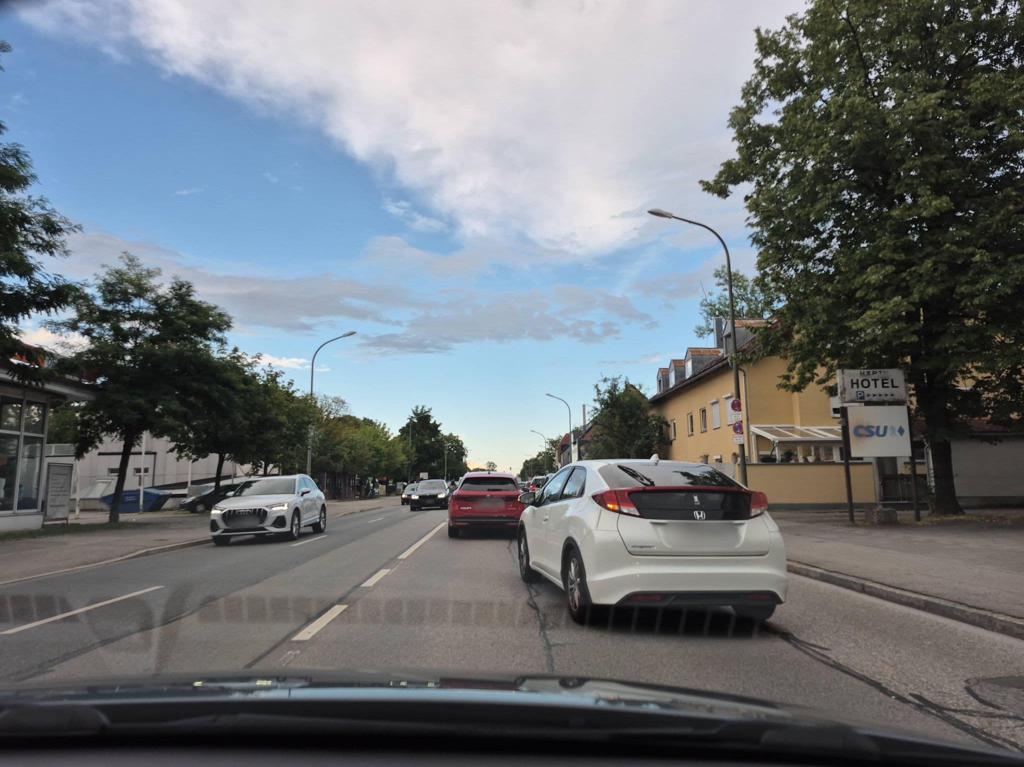 Street view near Ahorn Hotel, Pasing — © wizonede (CC BY-SA · Mapillary)