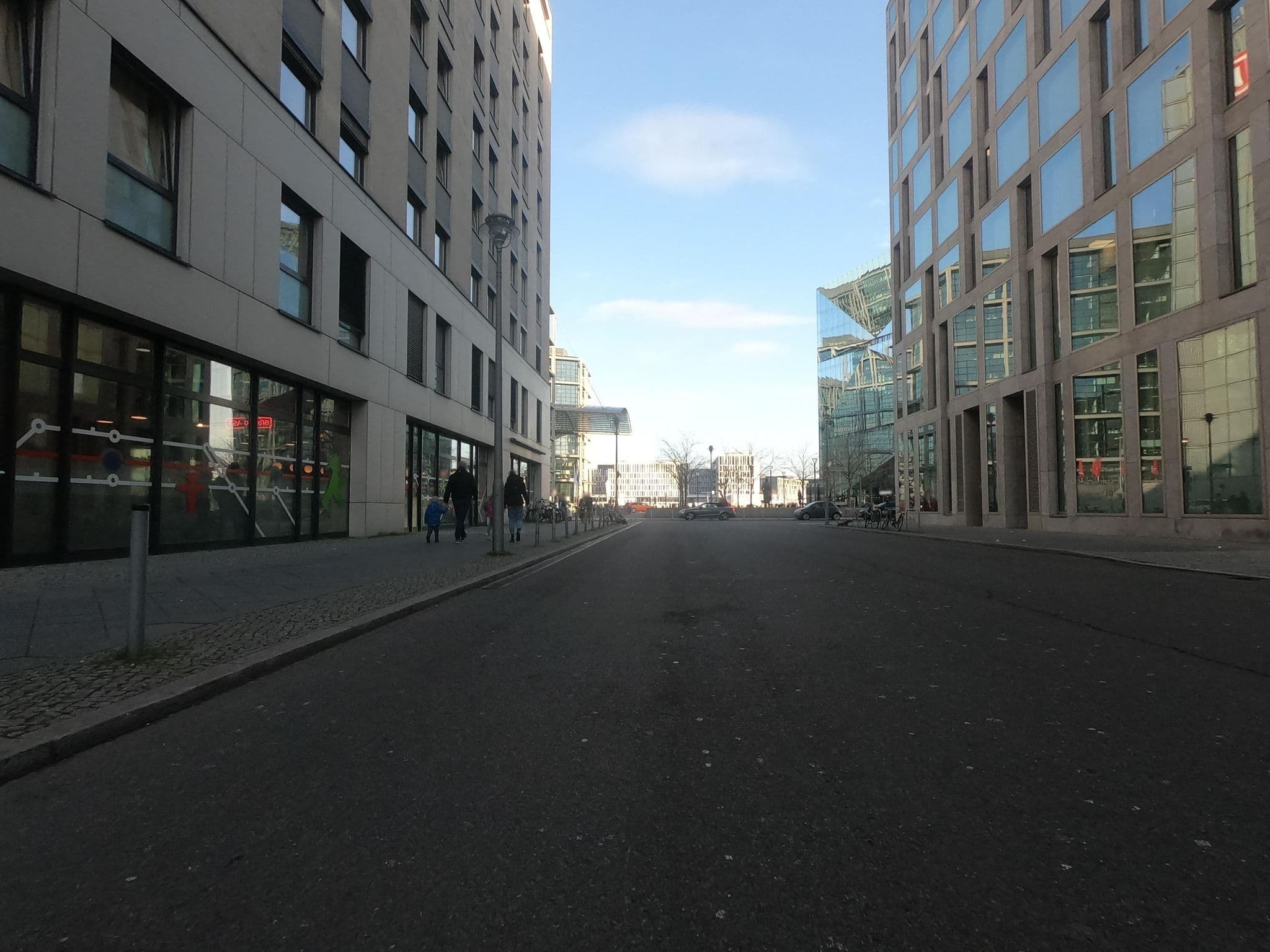 Street view near Meininger Berlin Hauptbahnhof, Tiergarten — © carlheinz (CC BY-SA · Mapillary)