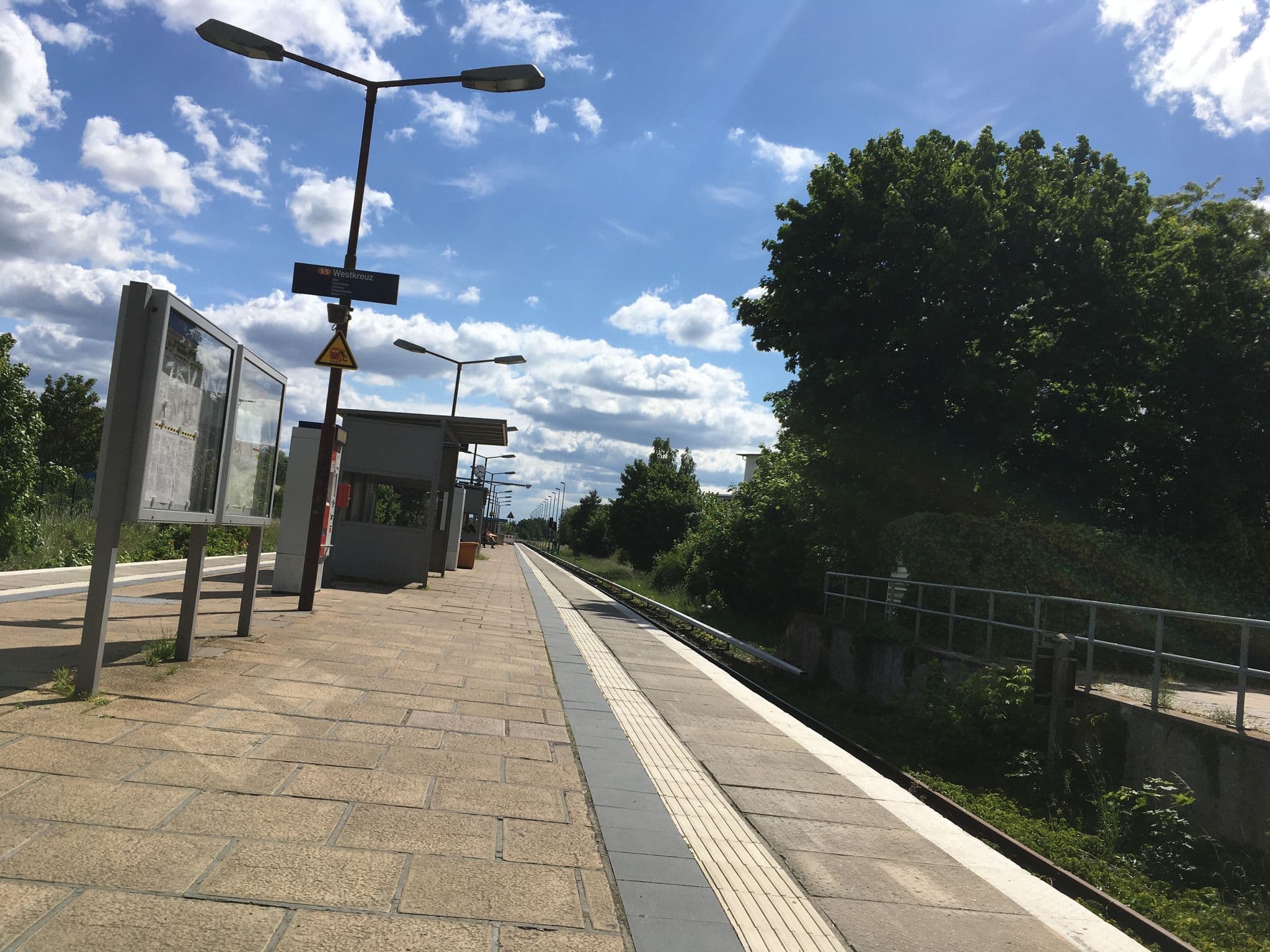 Street view near Gasthof Strausberg Nord, Strausberg — © carlheinz (CC BY-SA · Mapillary)