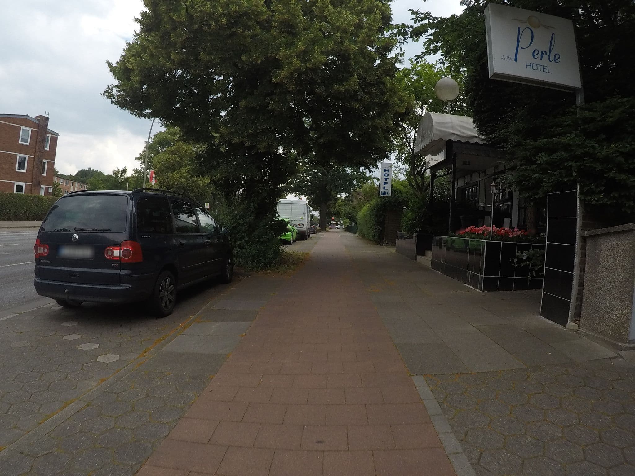 Street view near Perle Hotel, Wellingsbüttel — © veloroute_hamburg (CC BY-SA · Mapillary)