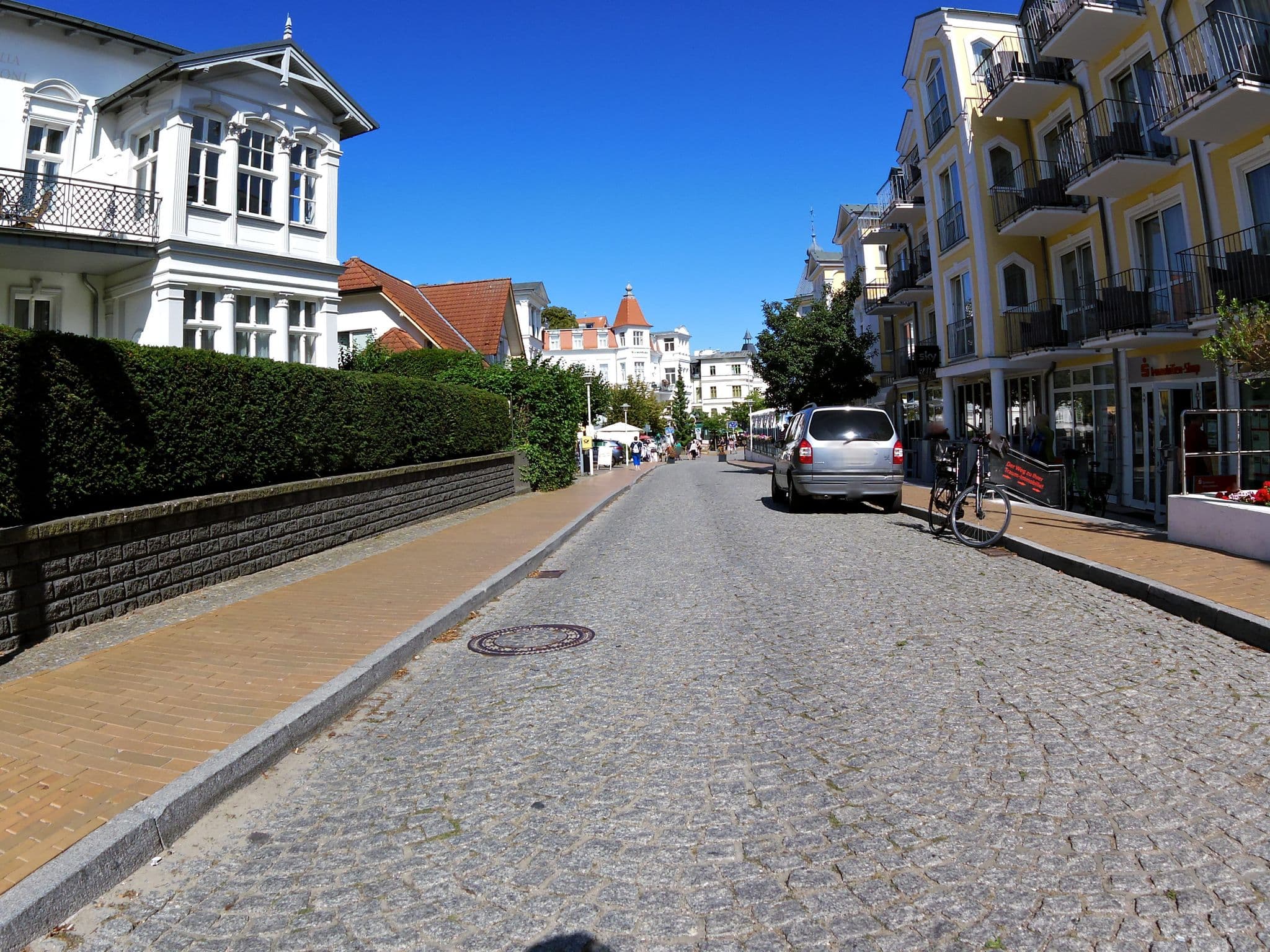 Street view near Hotel zur Post, Bansin — © zoegglmeyr (CC BY-SA · Mapillary)