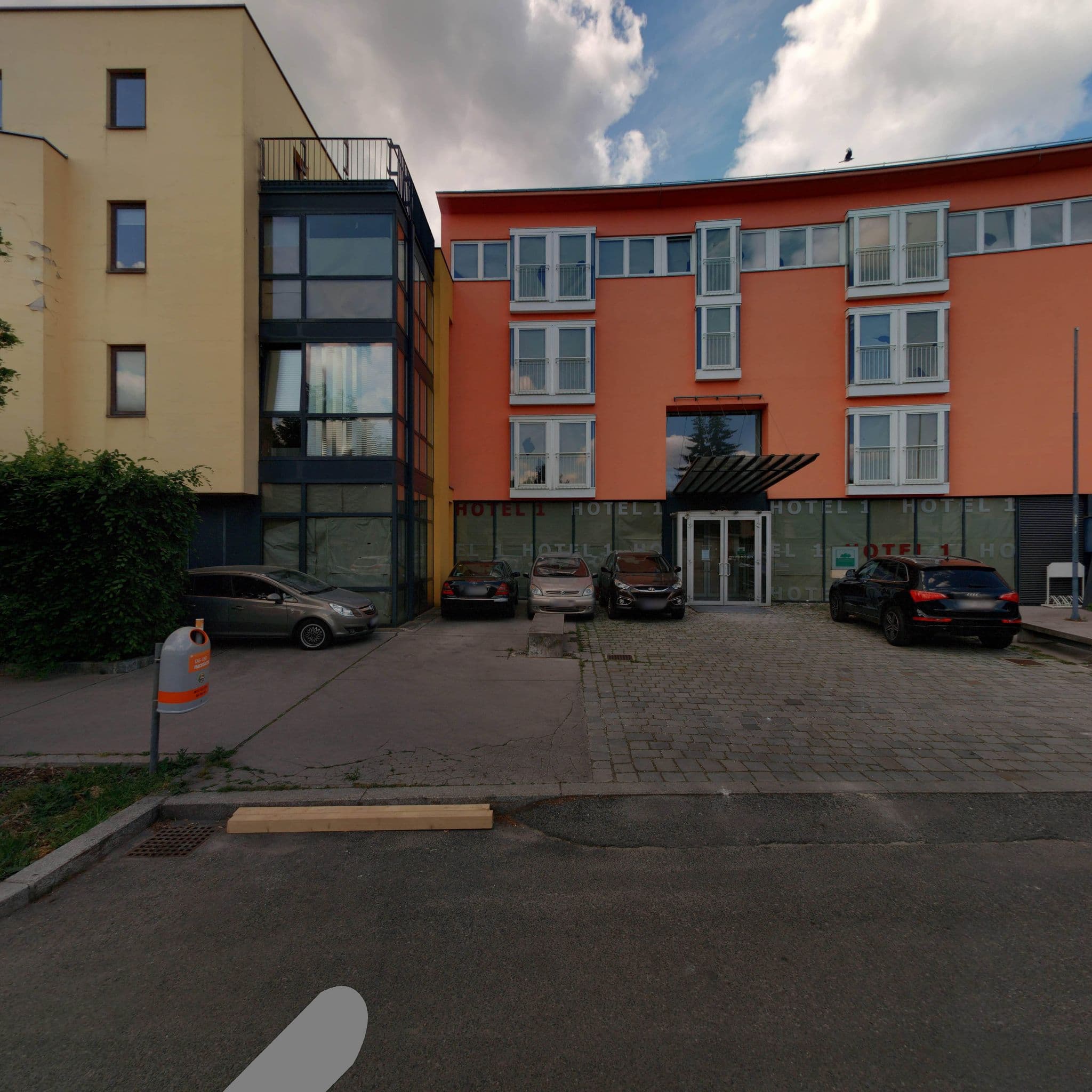 Street view near Gartenhotel Altmannsdorf, Meidling — © eliasgander (CC BY-SA · Mapillary)