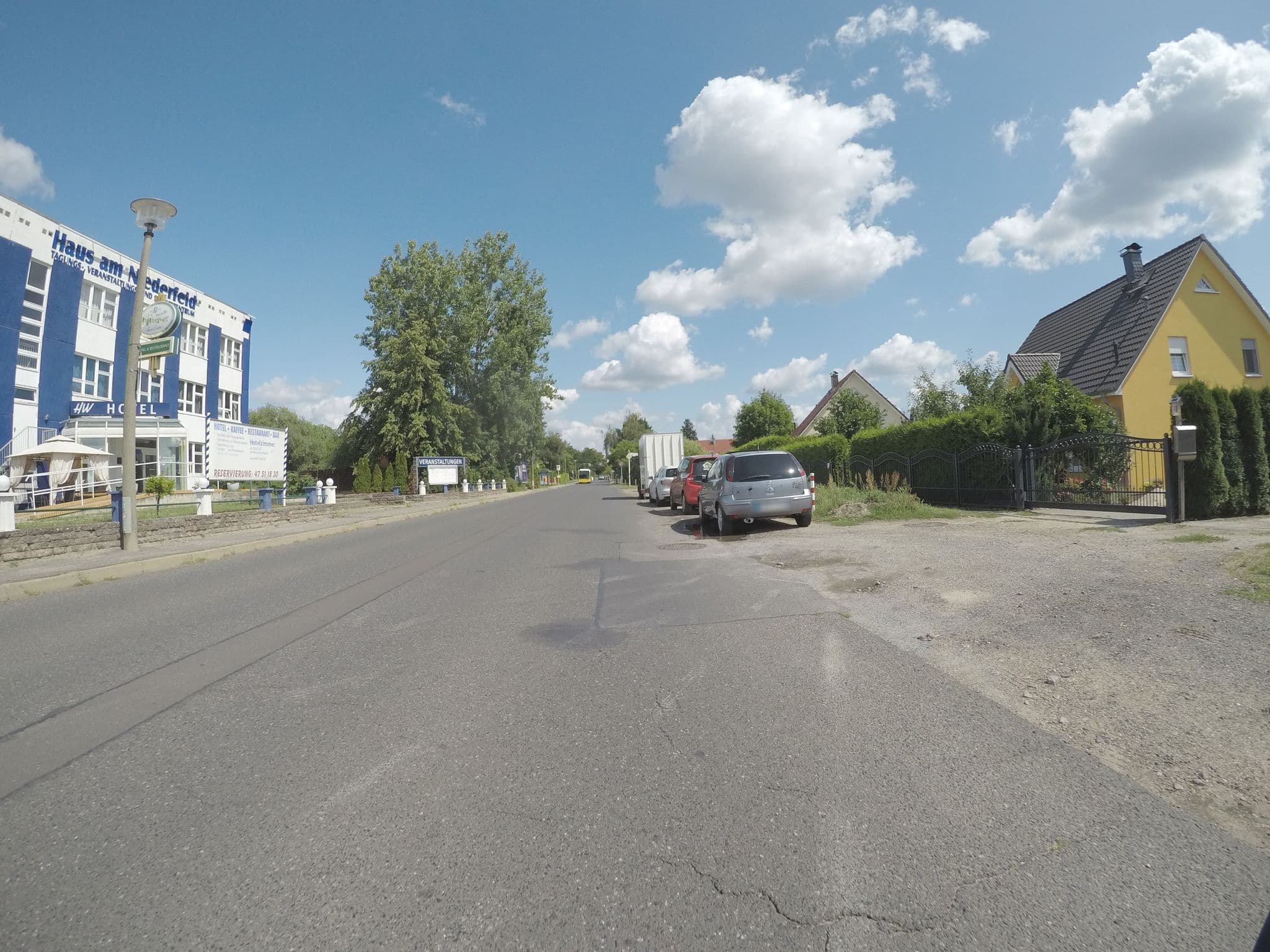 Street view near HW Hotel "Haus am Niederfeld", Kaulsdorf — © kartonage (CC BY-SA · Mapillary)