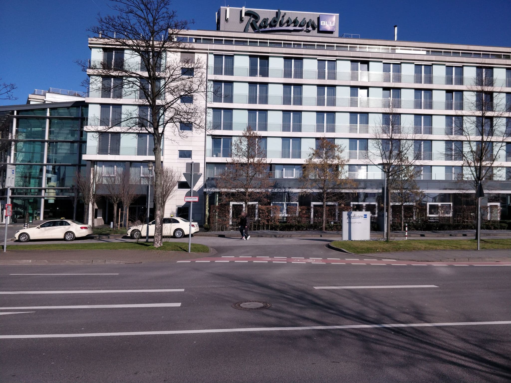Street view near Hotel Radisson Blu, Deutz — © raymond (CC BY-SA · Mapillary)
