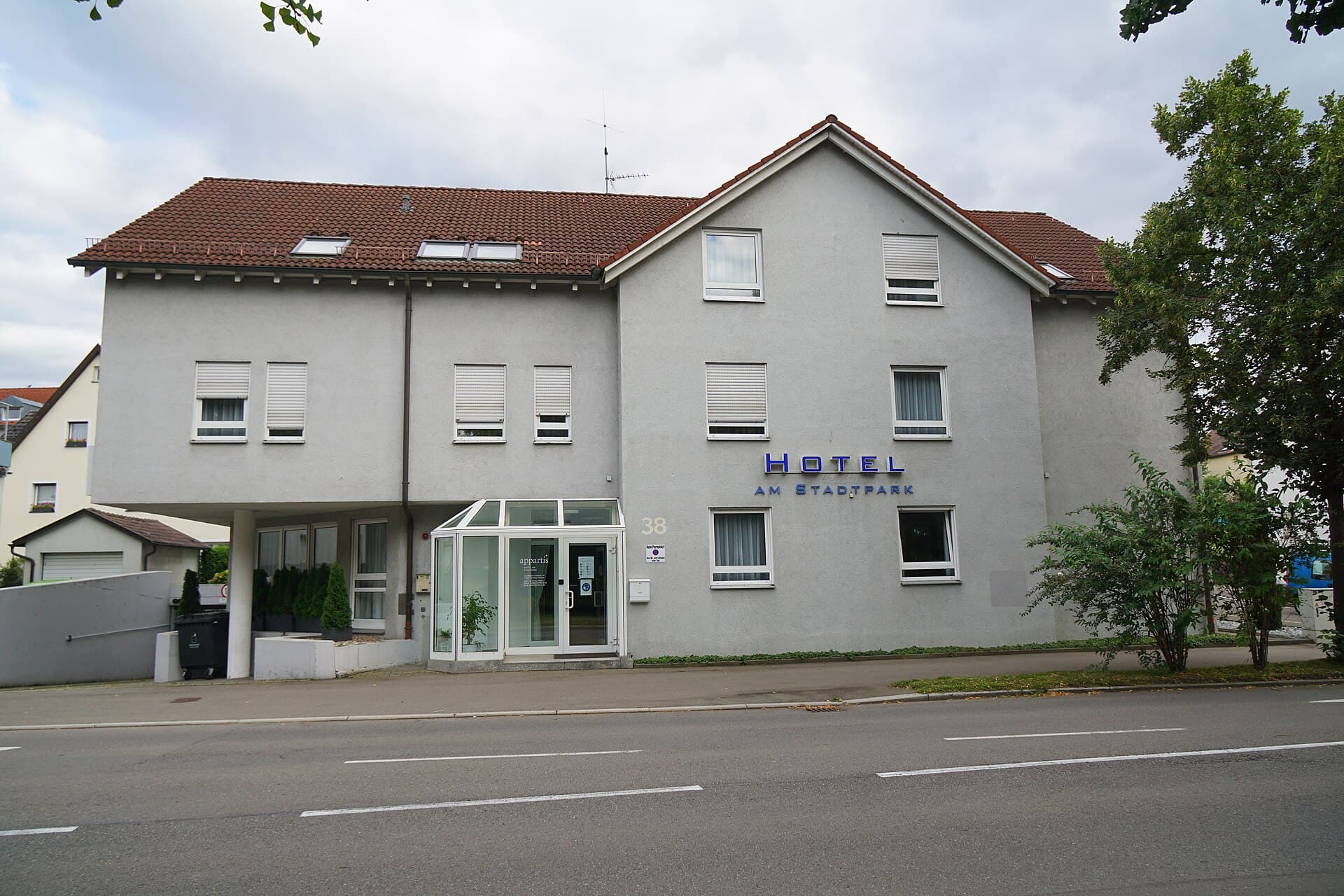 Hotel am Stadtpark (via Wikimedia Commons, CC BY-SA 3.0)