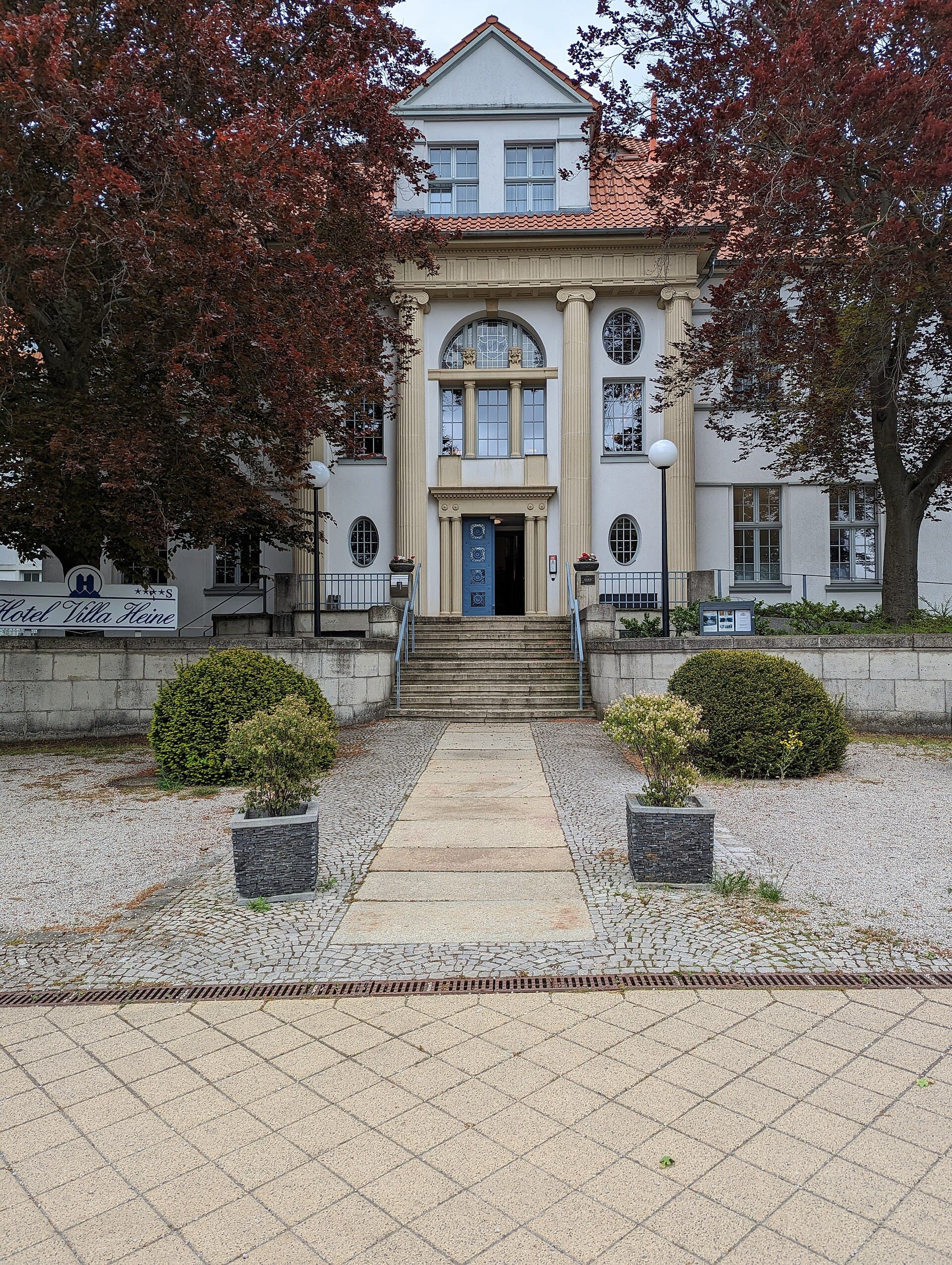 Villa Heine (via Wikimedia Commons, CC BY-SA 4.0)