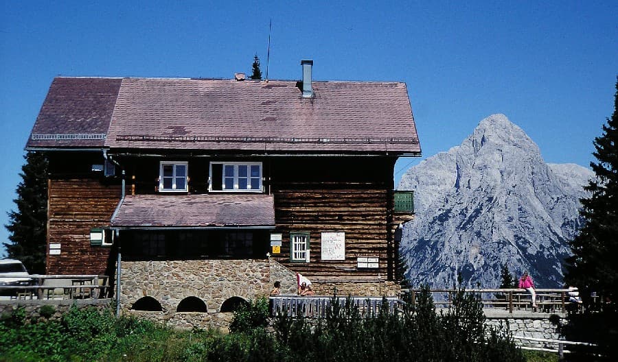 Mödlinger Hütte (via Wikimedia Commons, CC BY-SA 3.0)