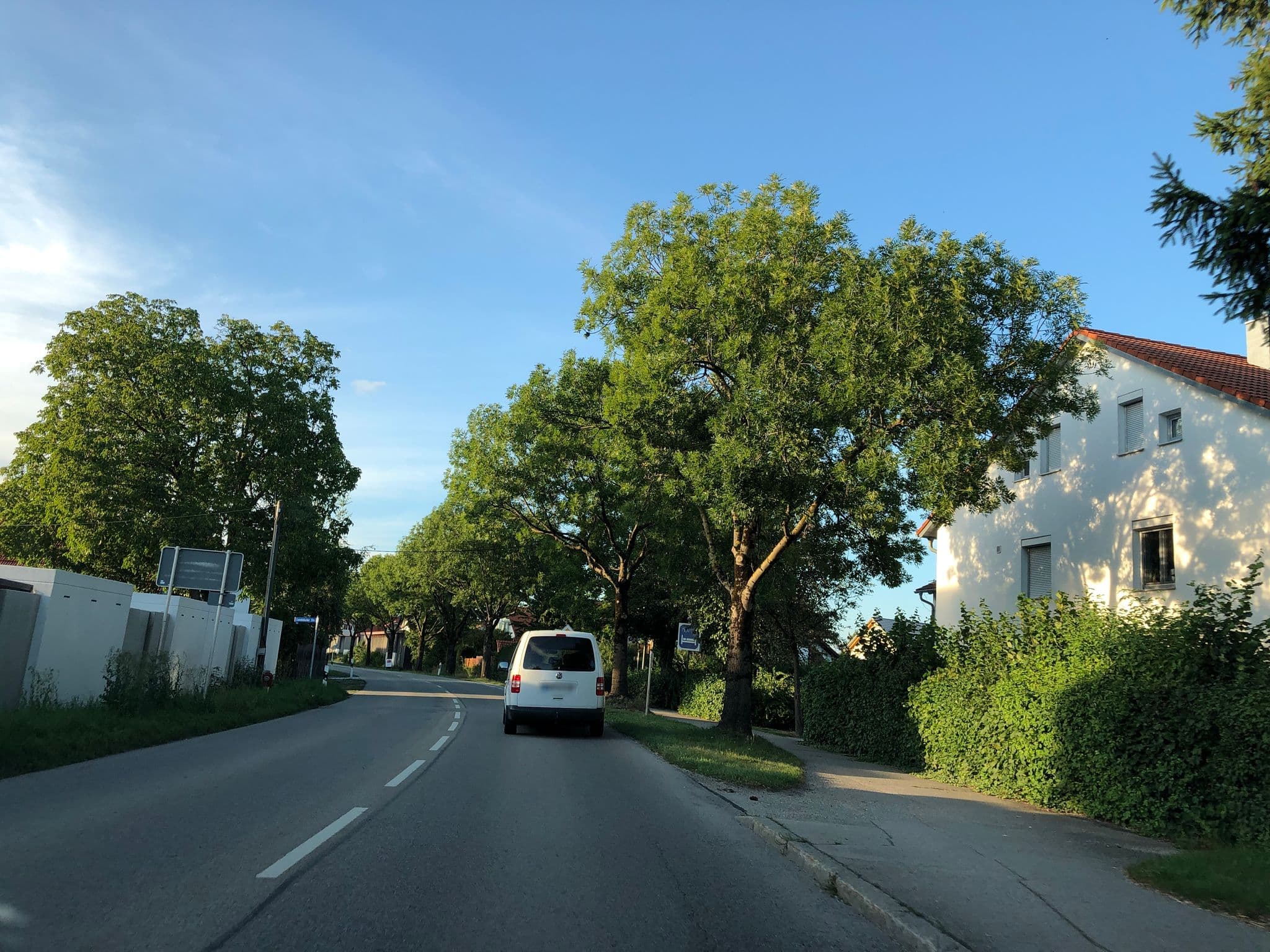 Street view near Novitel, Pliening — © chuck (CC BY-SA · Mapillary)